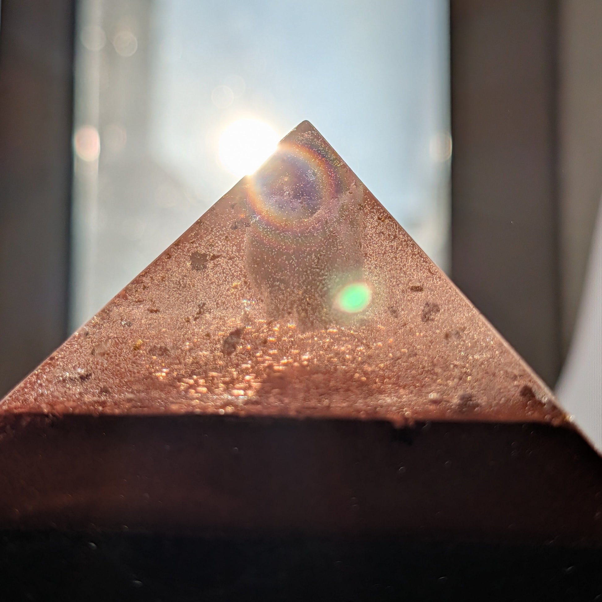 Kleine Cheops Orgonit Pyramide mit Amethyst-Spitze, 24k Gold und 999 Silber, handgefertigt