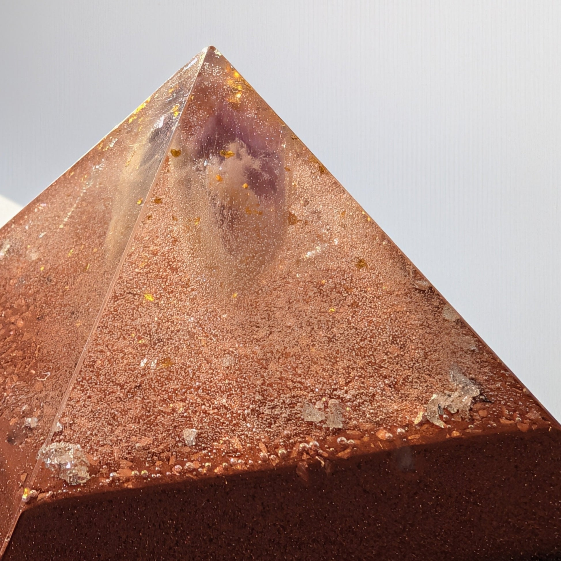 Kleine Cheops Orgonit Pyramide mit Amethyst-Spitze, 24k Gold und 999 Silber, handgefertigt