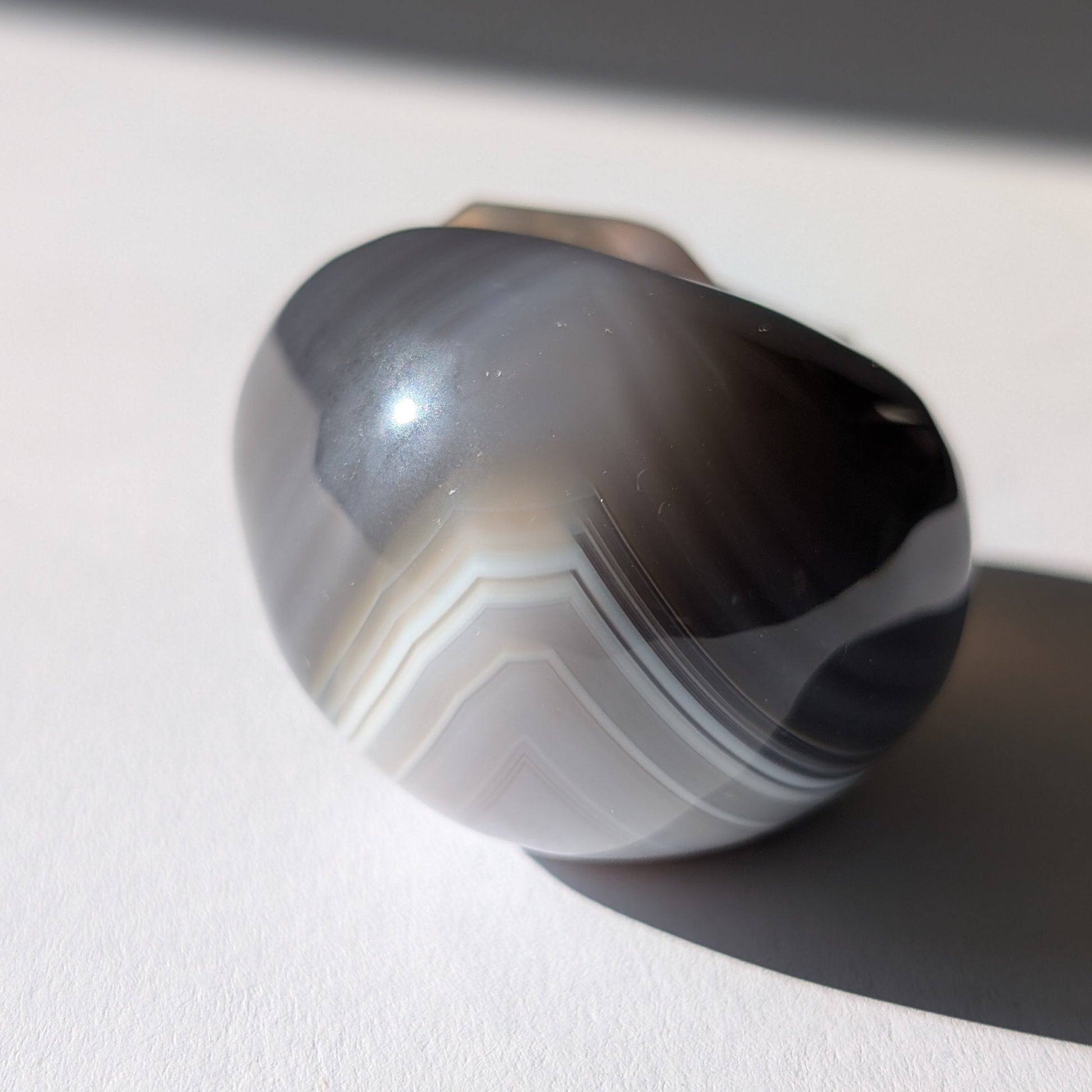 Kleiner Kristallschädel "Colan" (85g) aus grau-weiß gebändertem Botswana Achat.