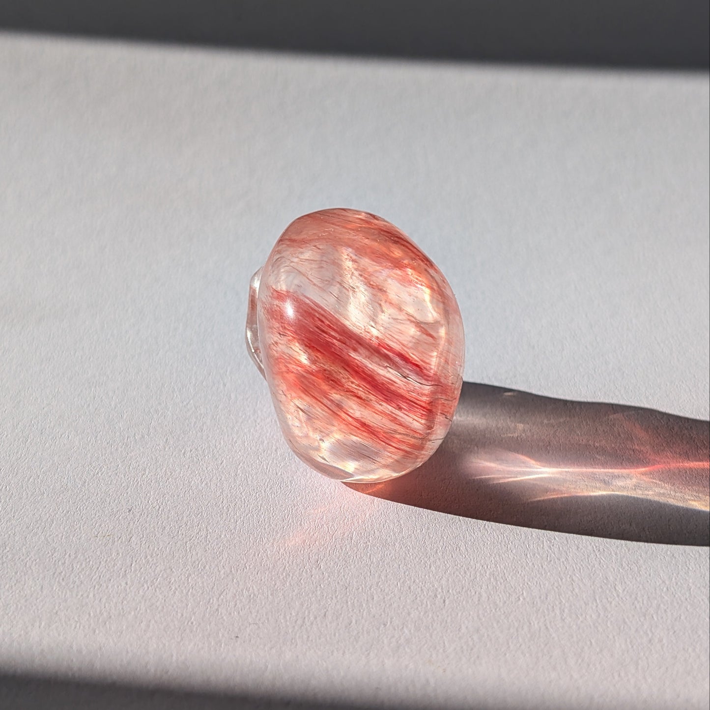 Kleiner Kristallschädel "Elder" (70g) aus leuchtend rosa-rotem Kirschquarz.