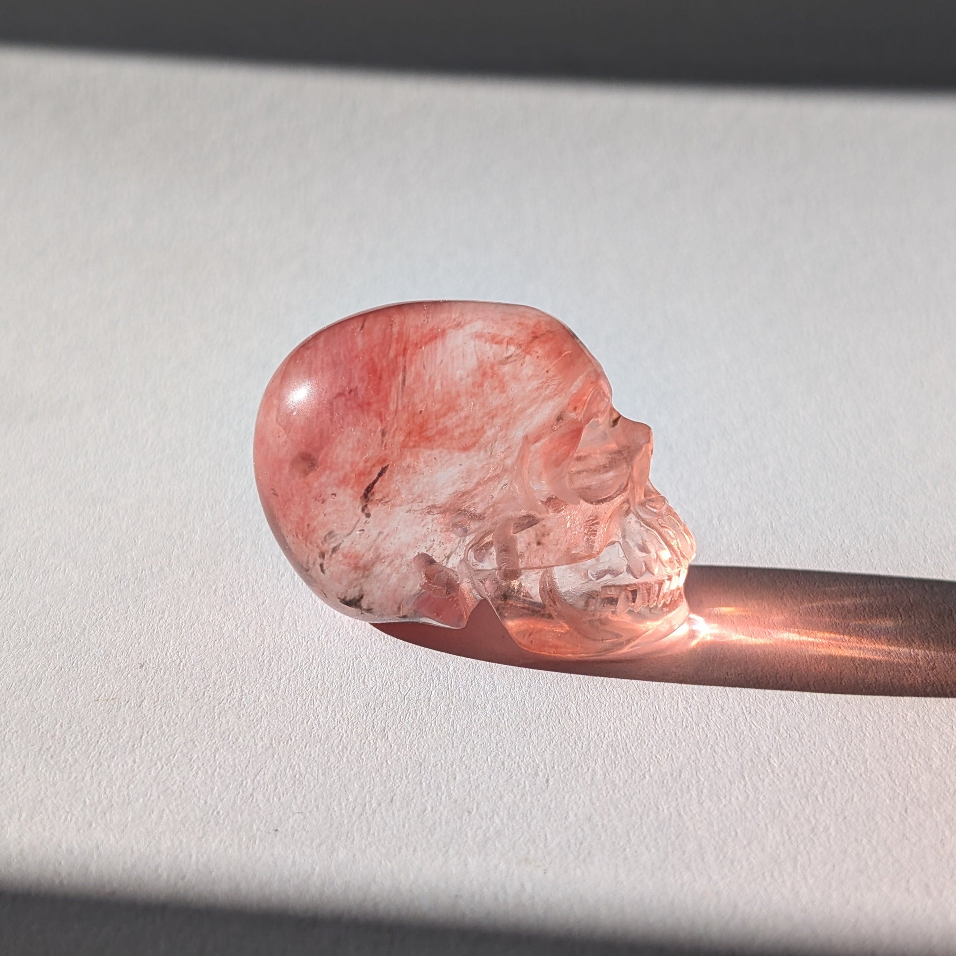 Kleiner Kristallschädel "Elder" (70g) aus leuchtend rosa-rotem Kirschquarz.