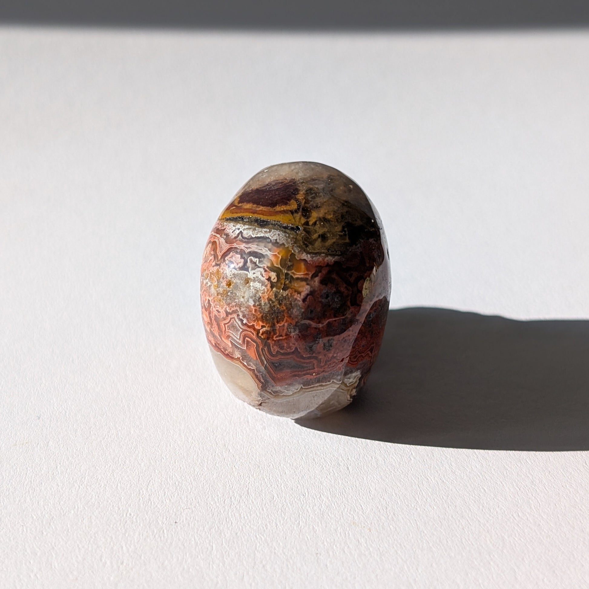 Kleiner Kristallschädel "Marjaana" (79g) aus bunt gebändertem Crazy Lace Achat.