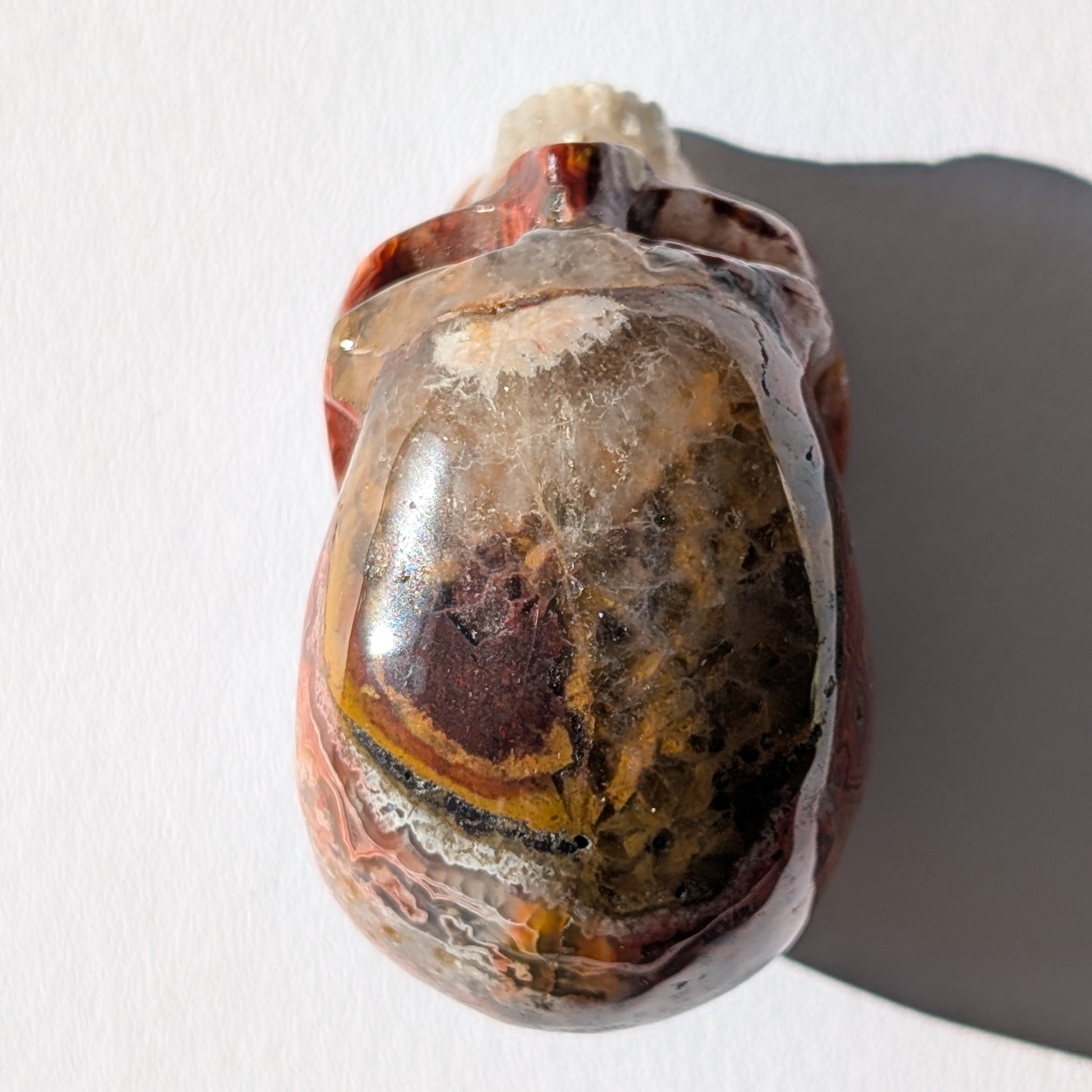 Kleiner Kristallschädel "Marjaana" (79g) aus bunt gebändertem Crazy Lace Achat.