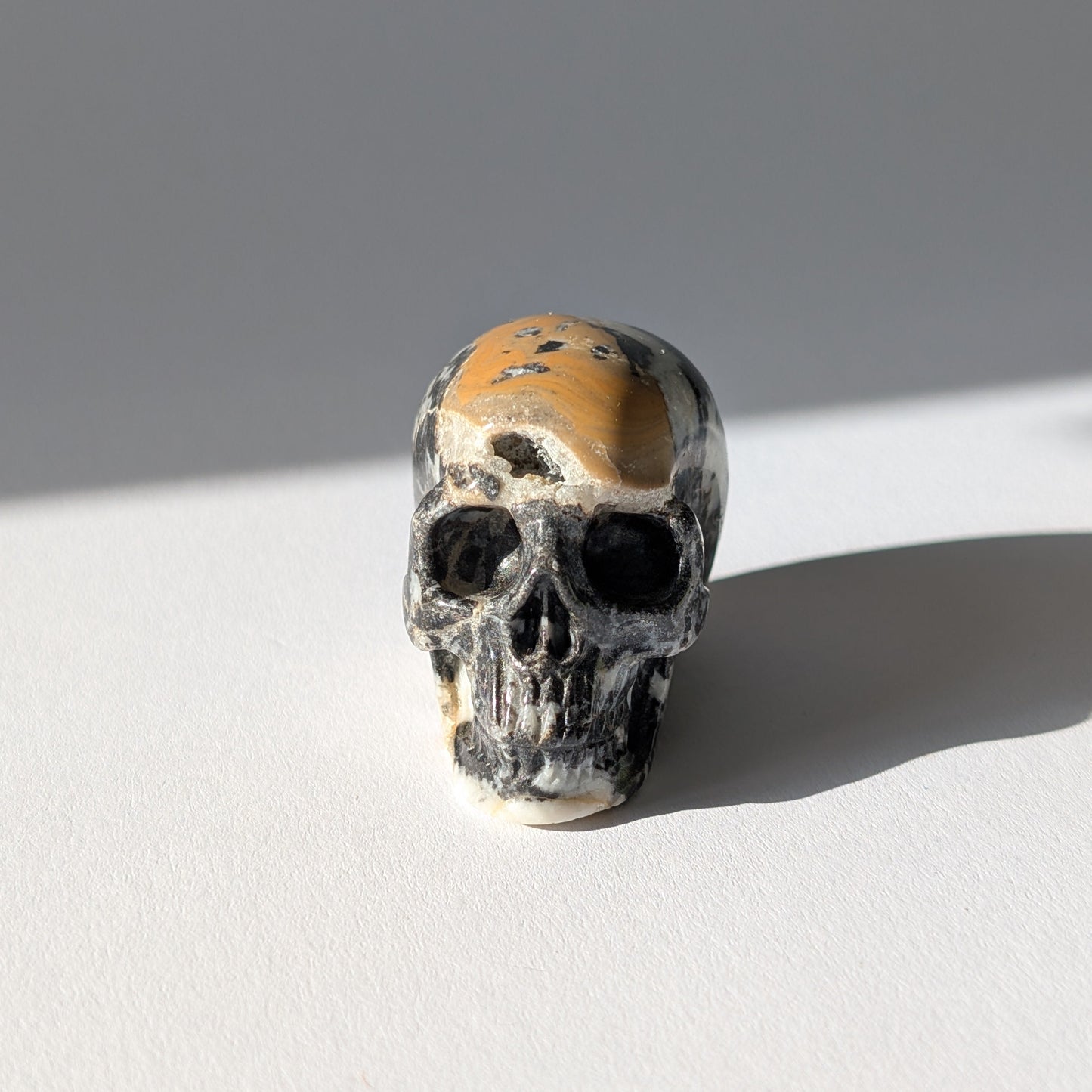 Kleiner Kristallschädel "Peasant" (88g) aus gemustertem Kalkstein (Picasso-Stein Optik).