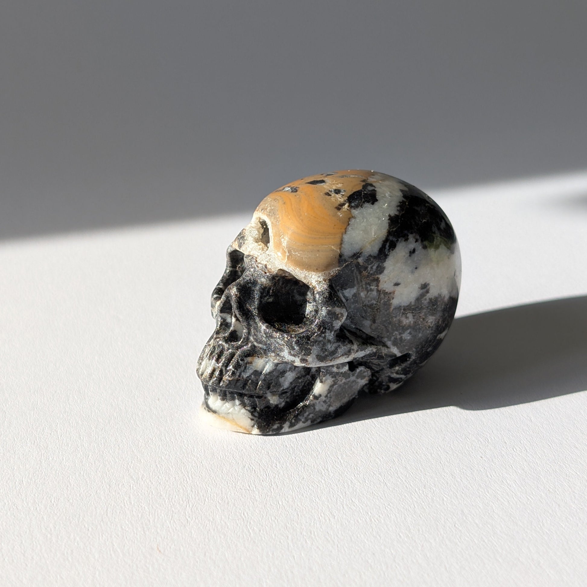 Kleiner Kristallschädel "Peasant" (88g) aus gemustertem Kalkstein (Picasso-Stein Optik).