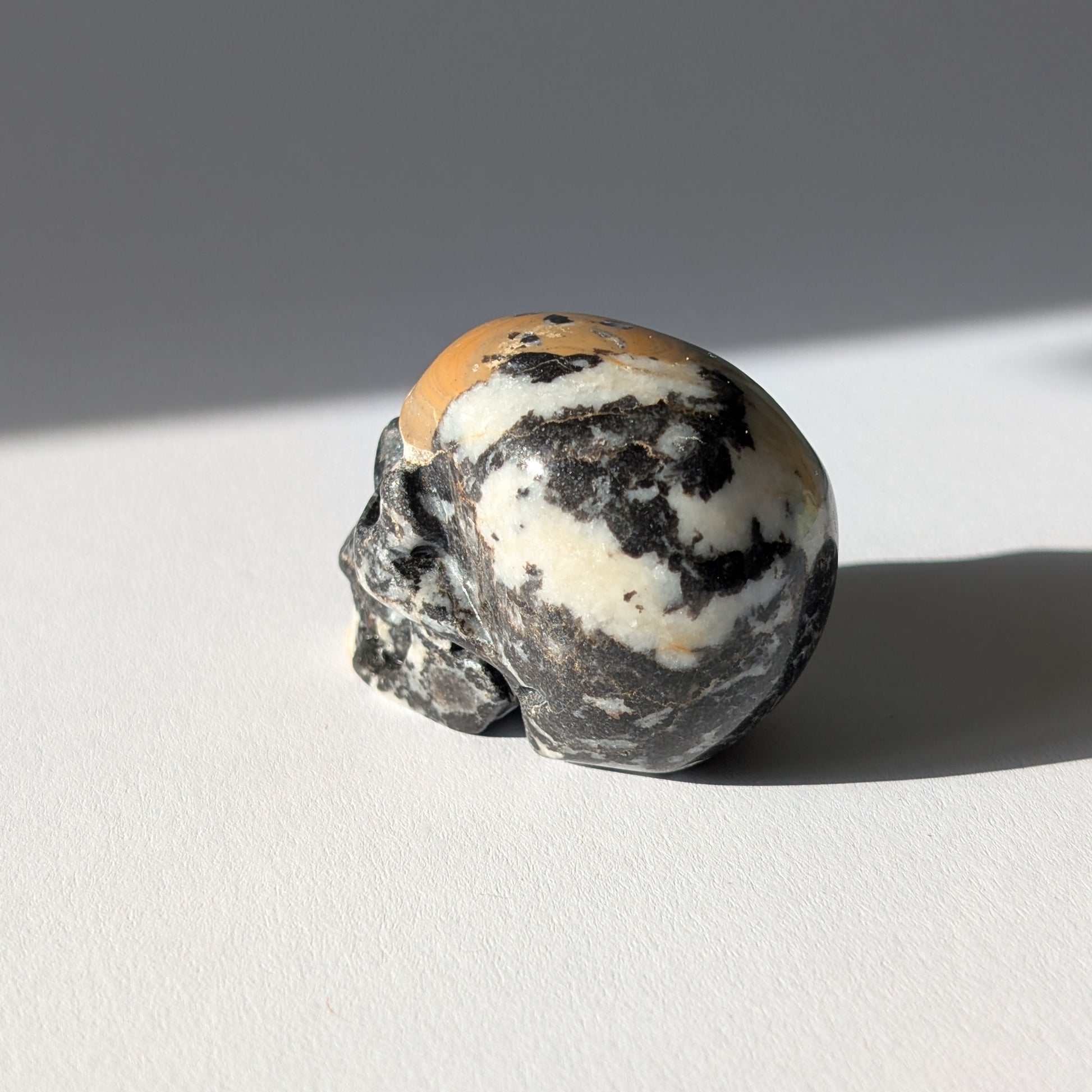 Kleiner Kristallschädel "Peasant" (88g) aus gemustertem Kalkstein (Picasso-Stein Optik).