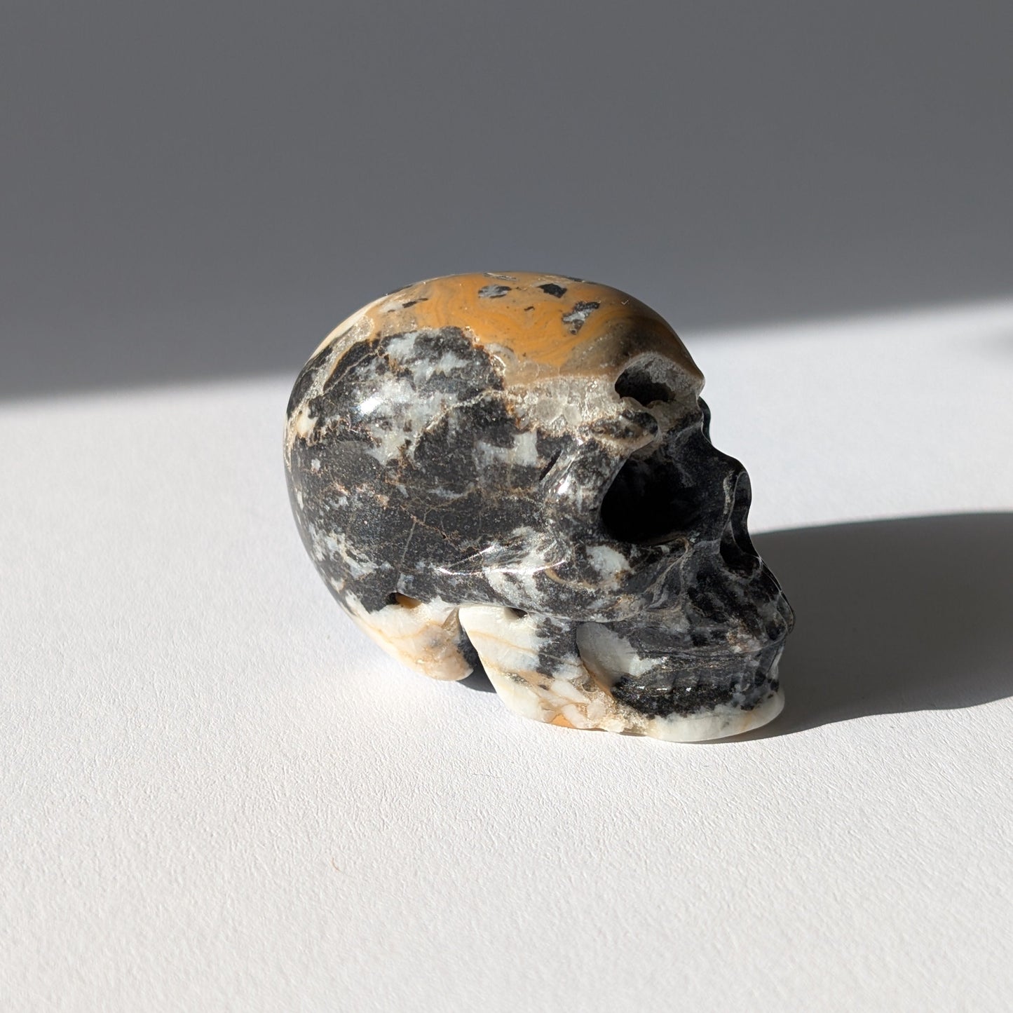 Kleiner Kristallschädel "Peasant" (88g) aus gemustertem Kalkstein (Picasso-Stein Optik).