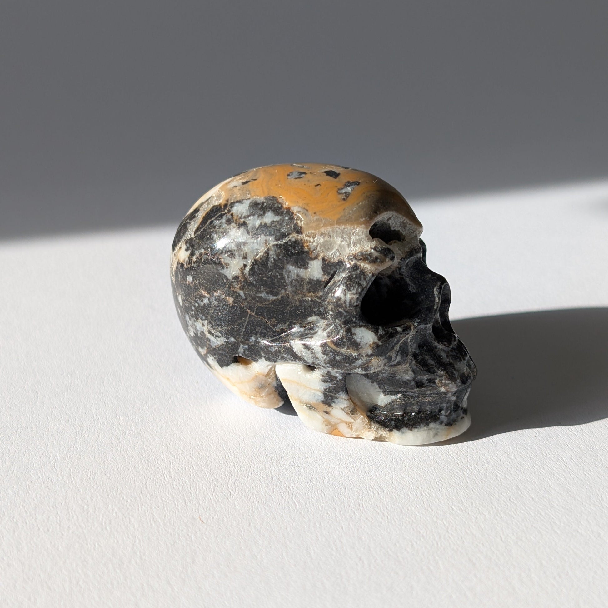 Kleiner Kristallschädel "Peasant" (88g) aus gemustertem Kalkstein (Picasso-Stein Optik).