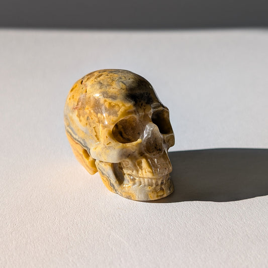 Kleiner Kristallschädel "Portal" (80g) aus bunt gemustertem Polychrom Jaspis (Wüstenjaspis).