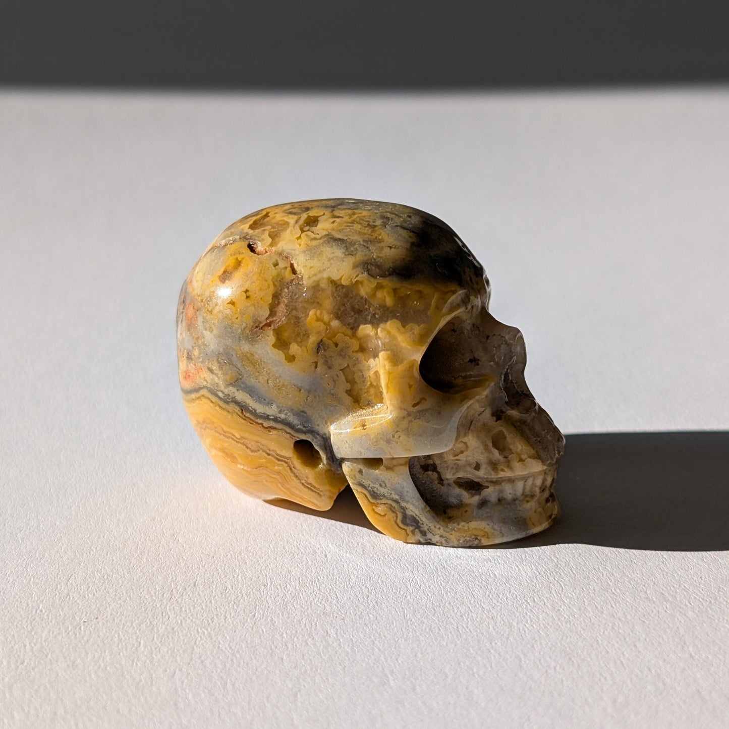 Kleiner Kristallschädel "Portal" (80g) aus bunt gemustertem Polychrom Jaspis (Wüstenjaspis).