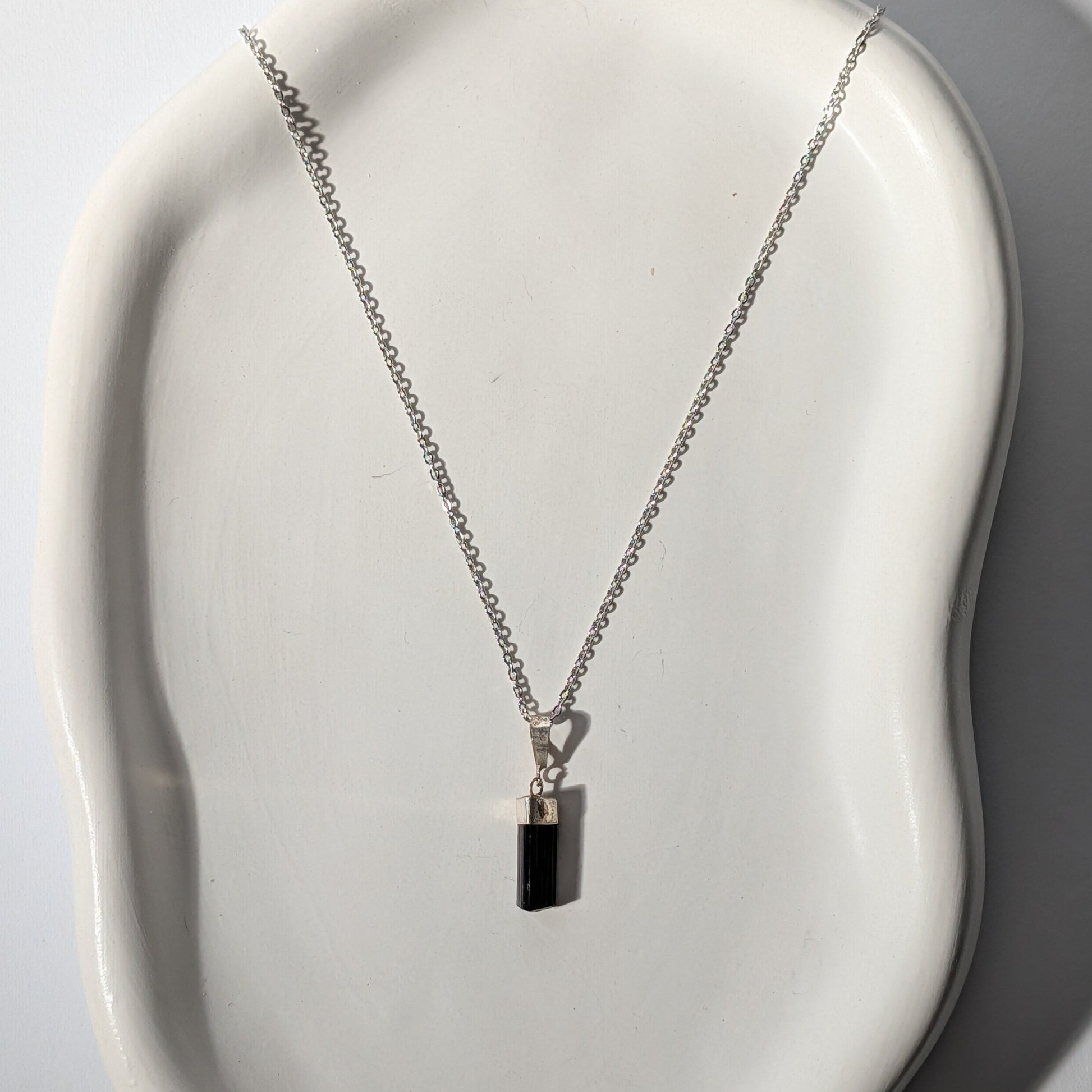 Kleiner Schwarzer Turmalin Kathedralen-Anhänger (Rohstein) an 50cm Kette, energetisch aufgeladen