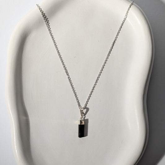 Kleiner Schwarzer Turmalin Kathedralen-Anhänger (Rohstein) an 50cm Kette, energetisch aufgeladen