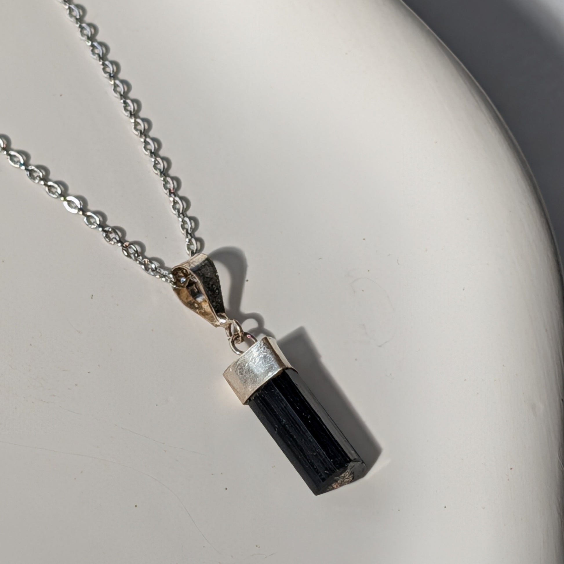 Kleiner Schwarzer Turmalin Kathedralen-Anhänger (Rohstein) an 50cm Kette, energetisch aufgeladen