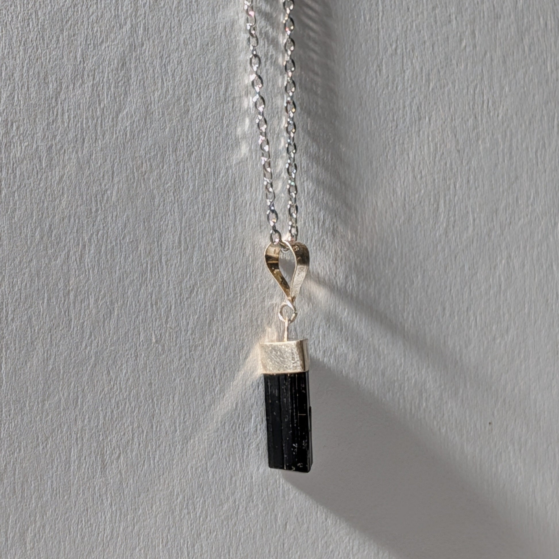 Kleiner Schwarzer Turmalin Kathedralen-Anhänger (Rohstein) an 50cm Kette, energetisch aufgeladen