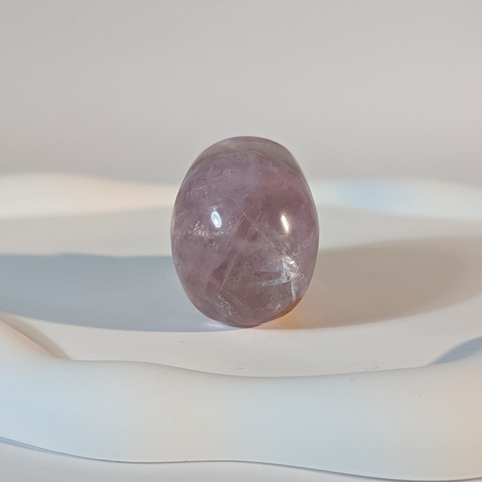 Kompakter Kristallschädel Teitur aus durchscheinendem, violettem Fluorit mit sanften inneren Strukturen.
