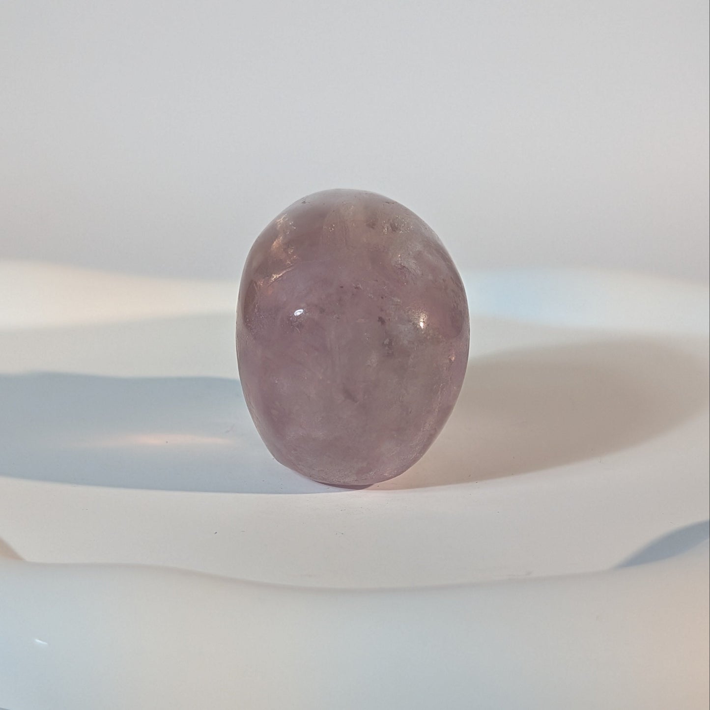Kompakter Kristallschädel Vandarr aus durchscheinendem, violettem Fluorit mit rauer, körniger Lichtwirkung und tiefen Schatten.