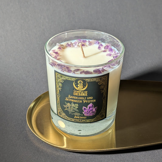 Kristallkerze Amethyst auf goldenem Tablett, lila Steine und cremiges Wachs