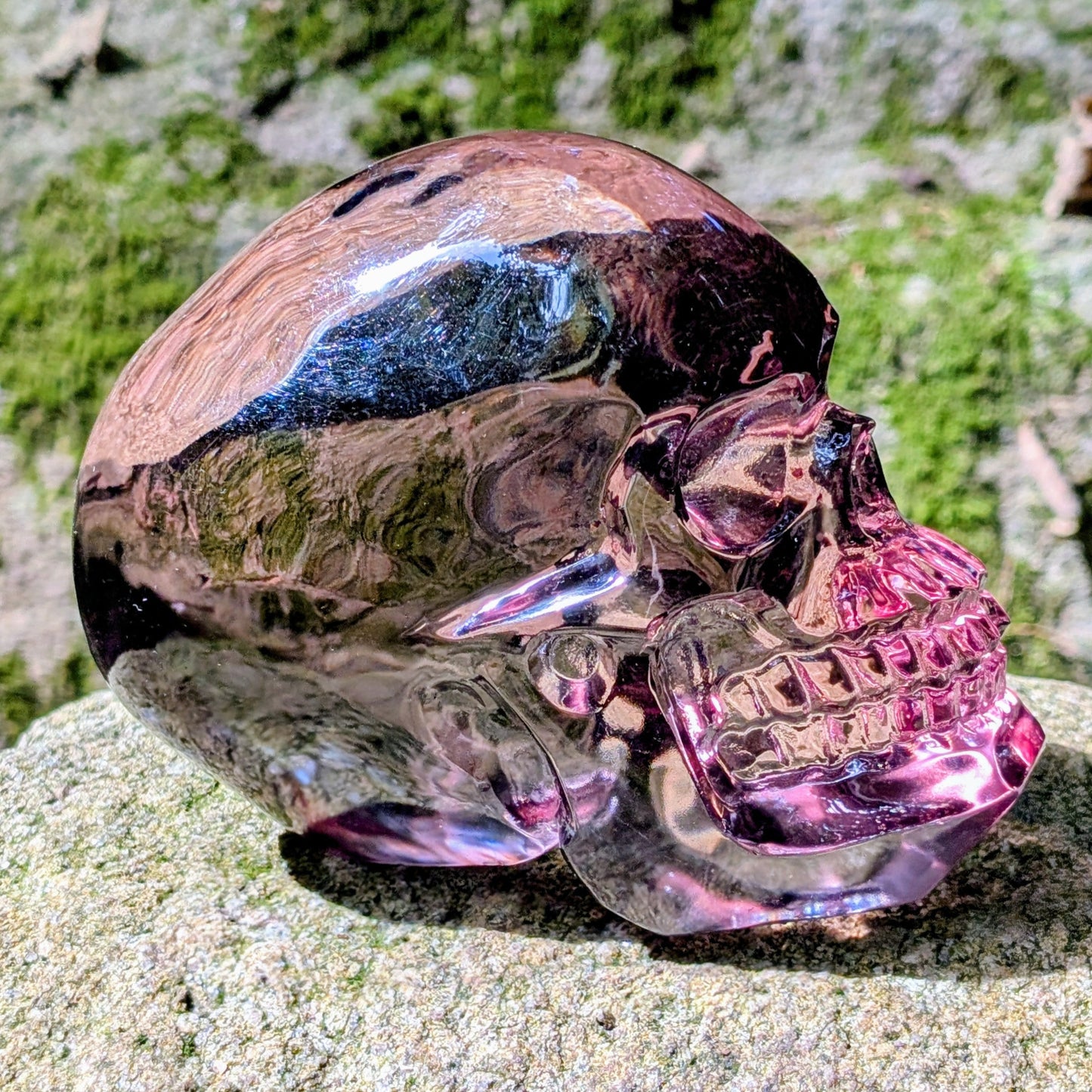 Kristallschädel "Aura-Seele" aus Aura-Glas mit rauchig-violetten Reflexen.
