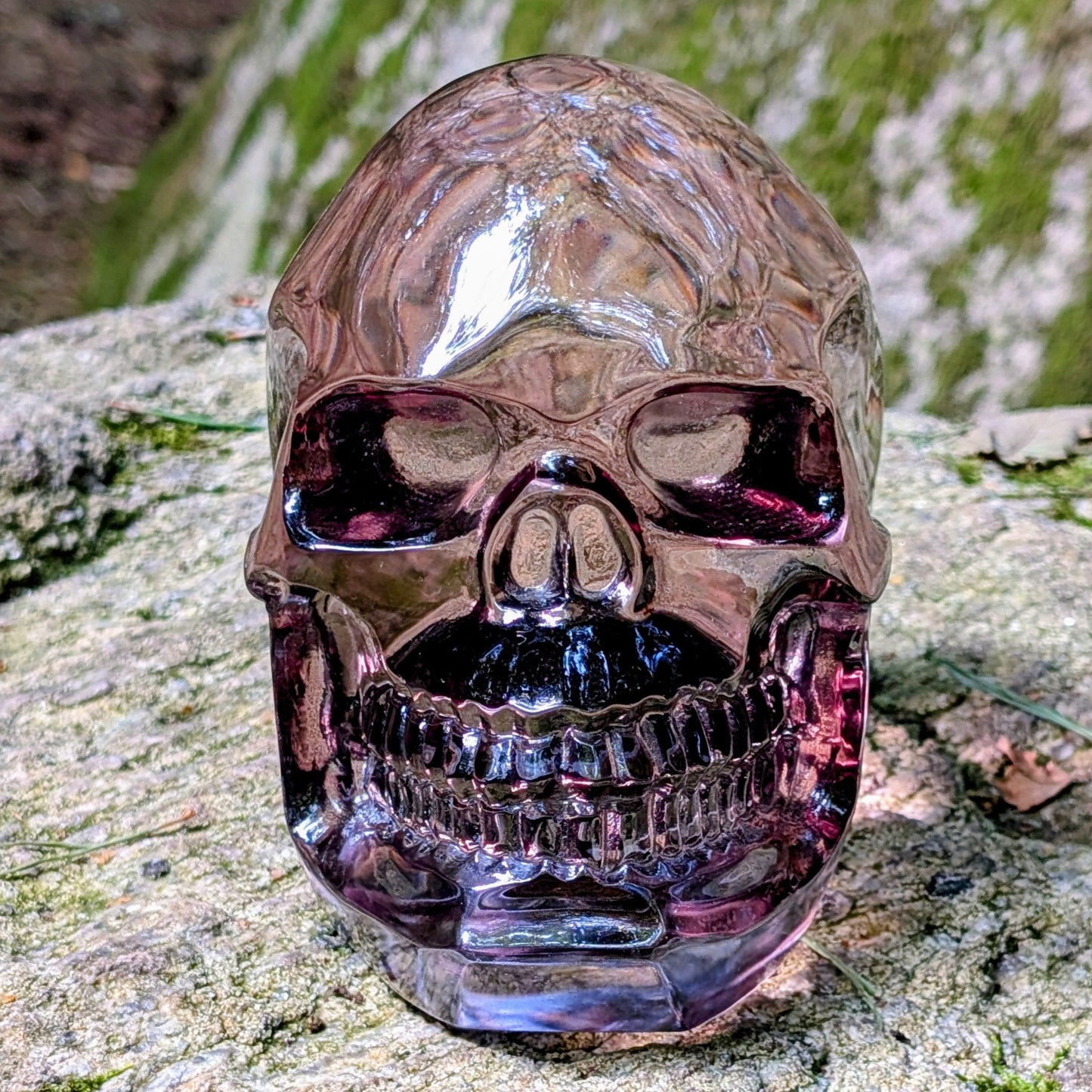 Kristallschädel "Aura-Seele" aus Aura-Glas mit rauchig-violetten Reflexen.