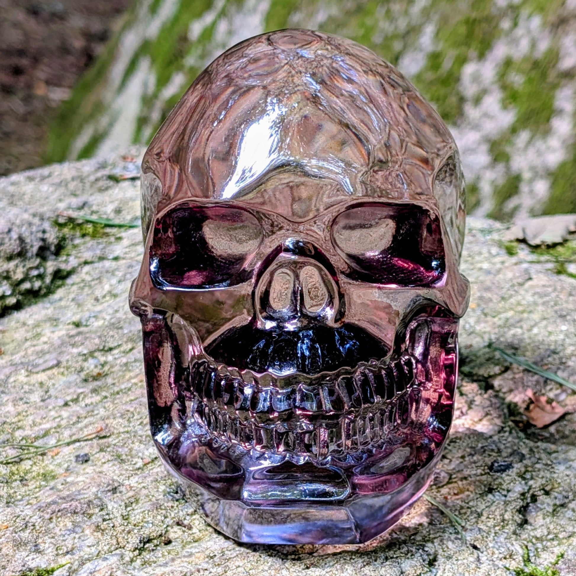Kristallschädel "Aura-Seele" aus Aura-Glas mit rauchig-violetten Reflexen.