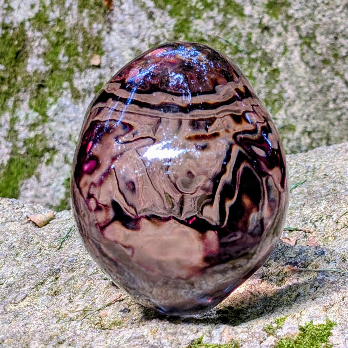 Kristallschädel "Aura-Seele" aus Aura-Glas mit rauchig-violetten Reflexen.