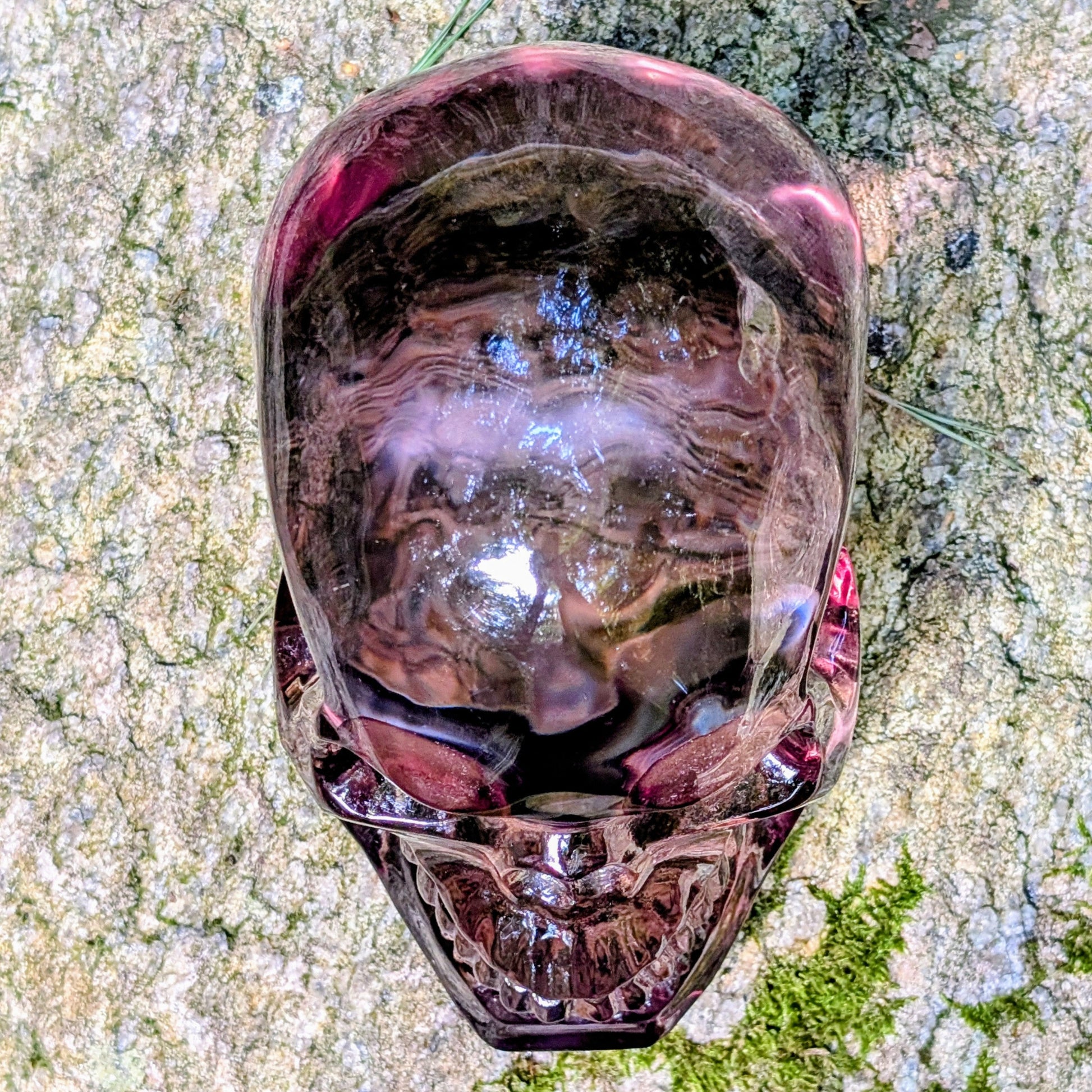 Kristallschädel "Aura-Seele" aus Aura-Glas mit rauchig-violetten Reflexen.
