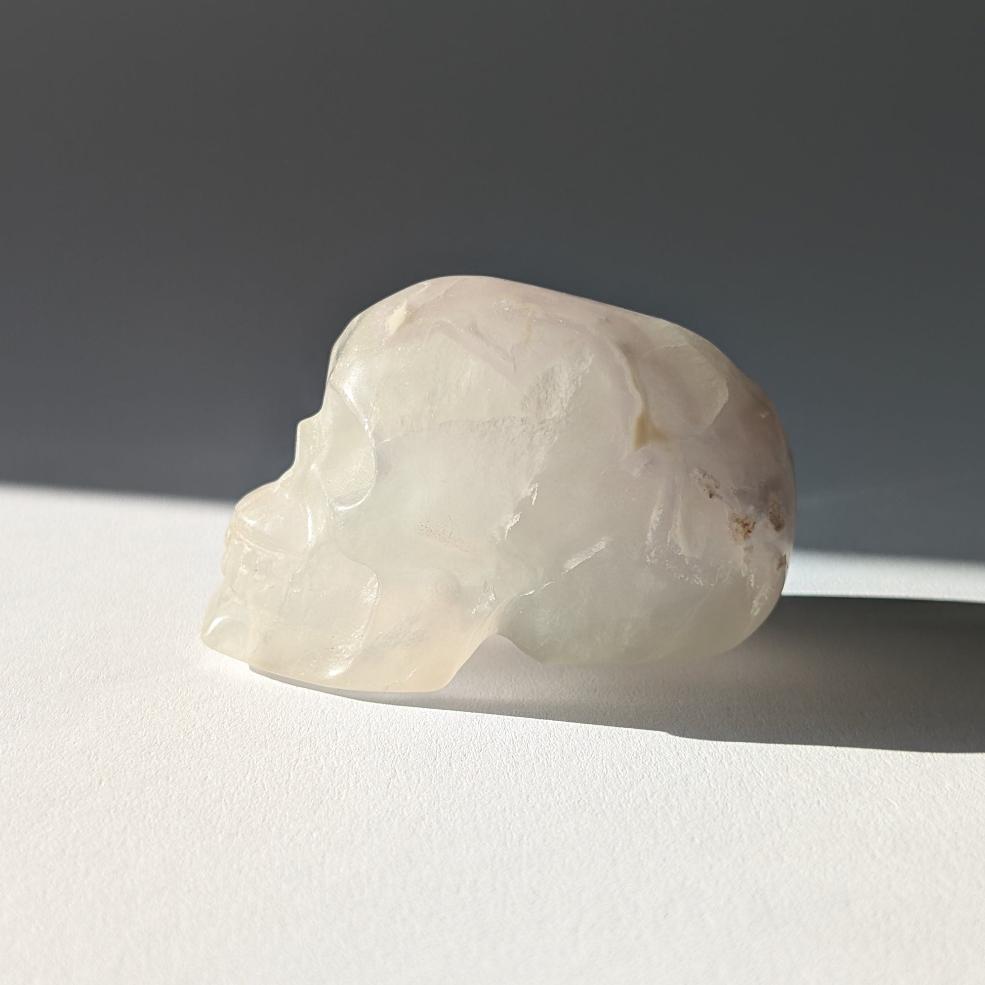 Kristallschädel "Baranor" (152g) aus Quarz mit dunklen dendritischen Einschlüssen (Baum-Achat Optik).