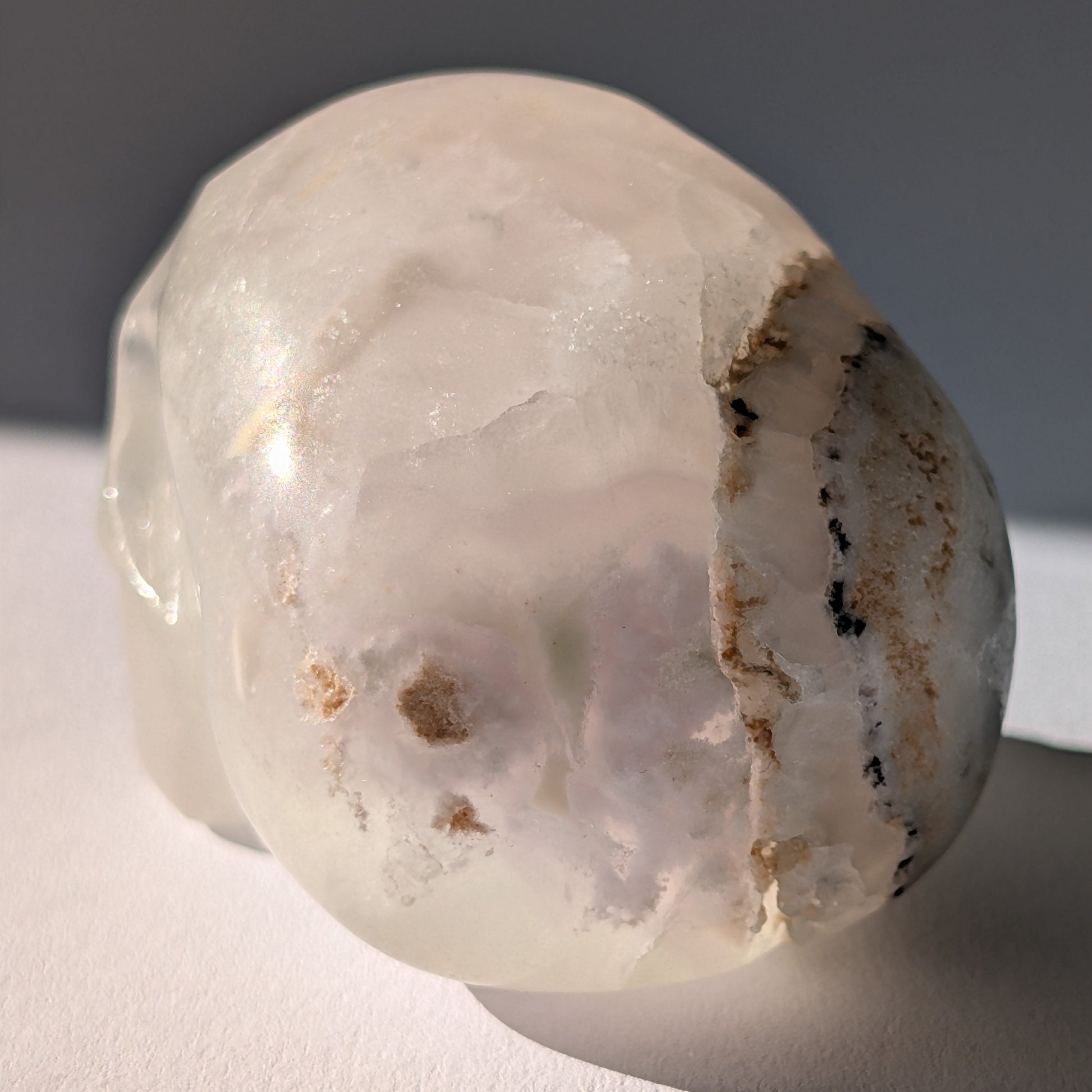 Kristallschädel "Baranor" (152g) aus Quarz mit dunklen dendritischen Einschlüssen (Baum-Achat Optik).