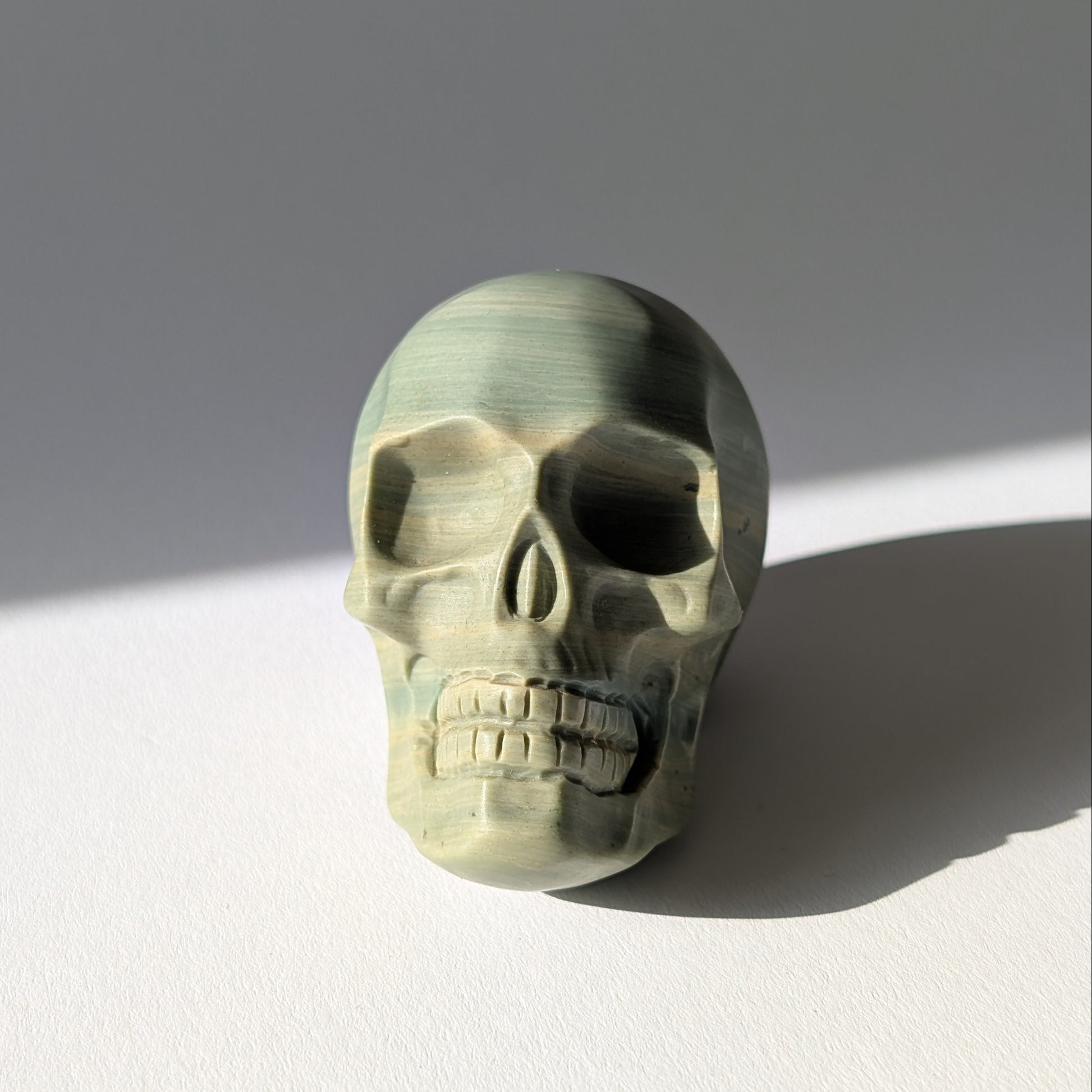 Kristallschädel "Brynjolf" (204g) aus sanft grün gebändertem Ozean Jaspis.