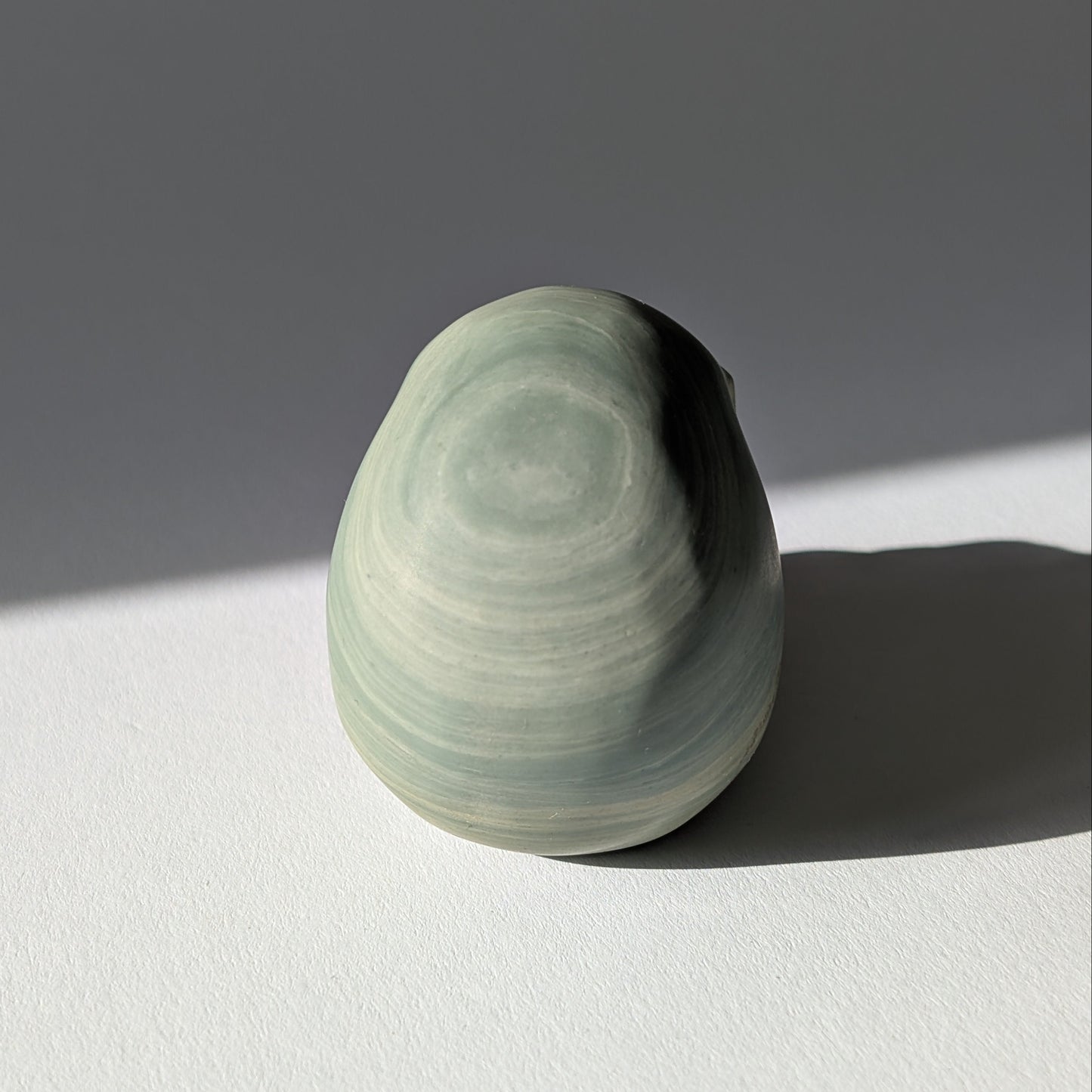 Kristallschädel "Brynjolf" (204g) aus sanft grün gebändertem Ozean Jaspis.