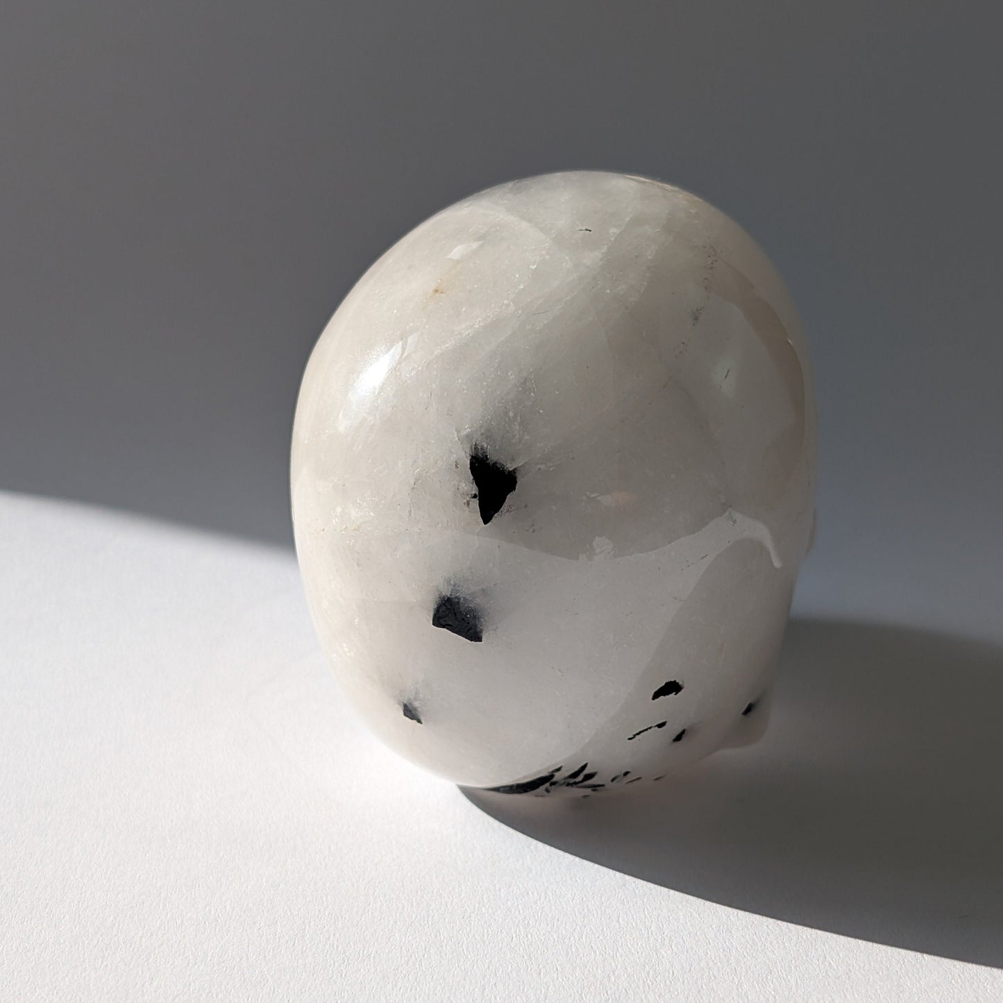 Kristallschädel "Cornelius" (645g) aus Quarz mit vielen schwarzen Turmalin-Nadeln.