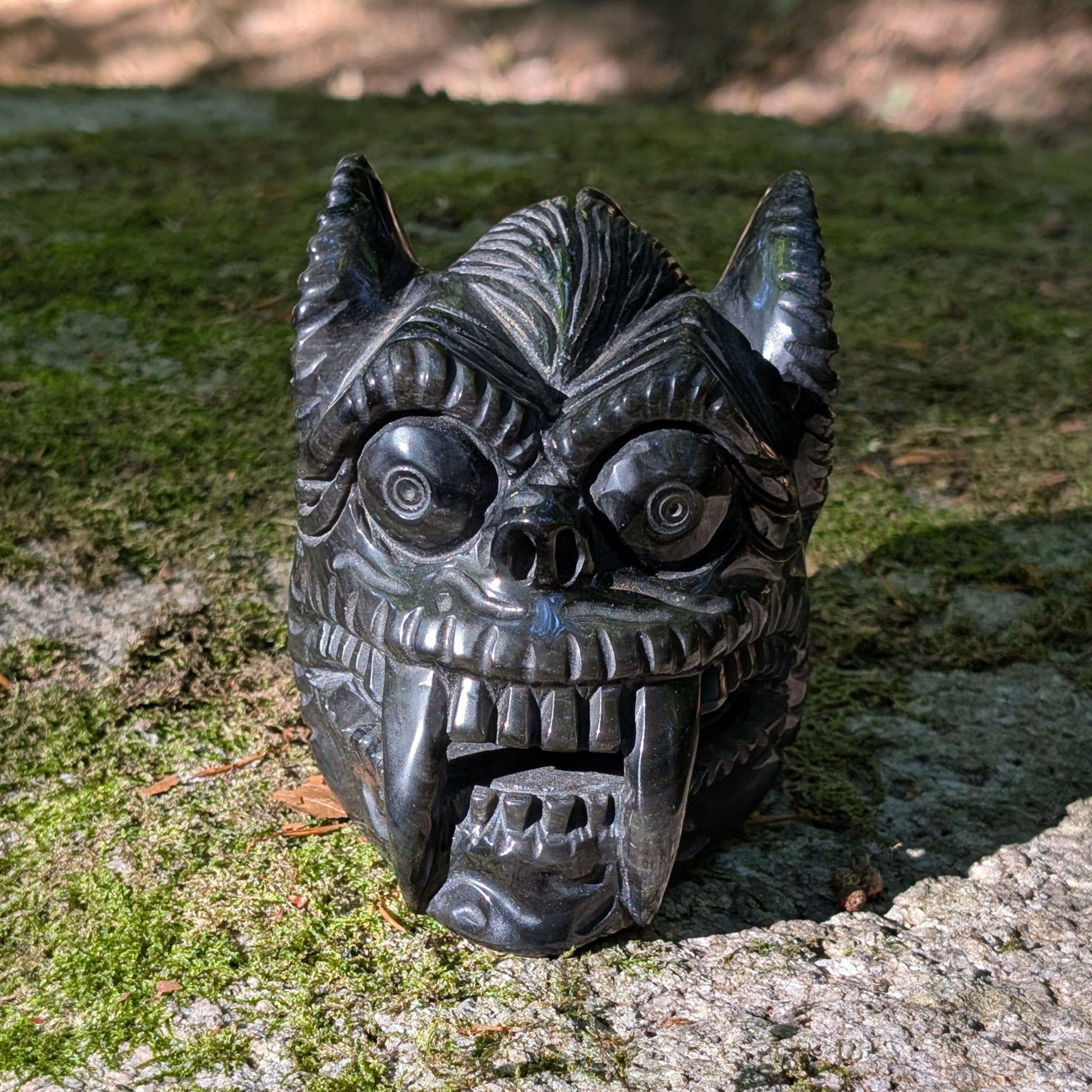 Kristallschädel "Dämonenwächter" aus tiefschwarzem Obsidian in Form einer mythischen Kreatur.