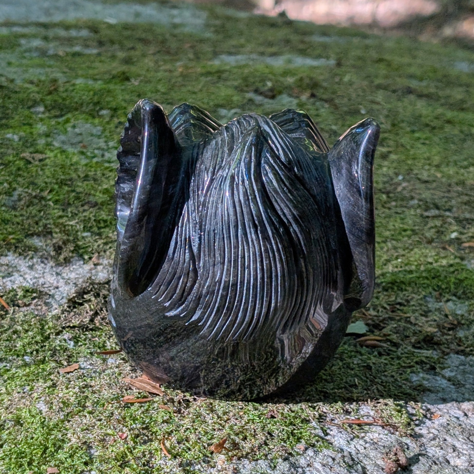 Kristallschädel "Dämonenwächter" aus tiefschwarzem Obsidian in Form einer mythischen Kreatur.