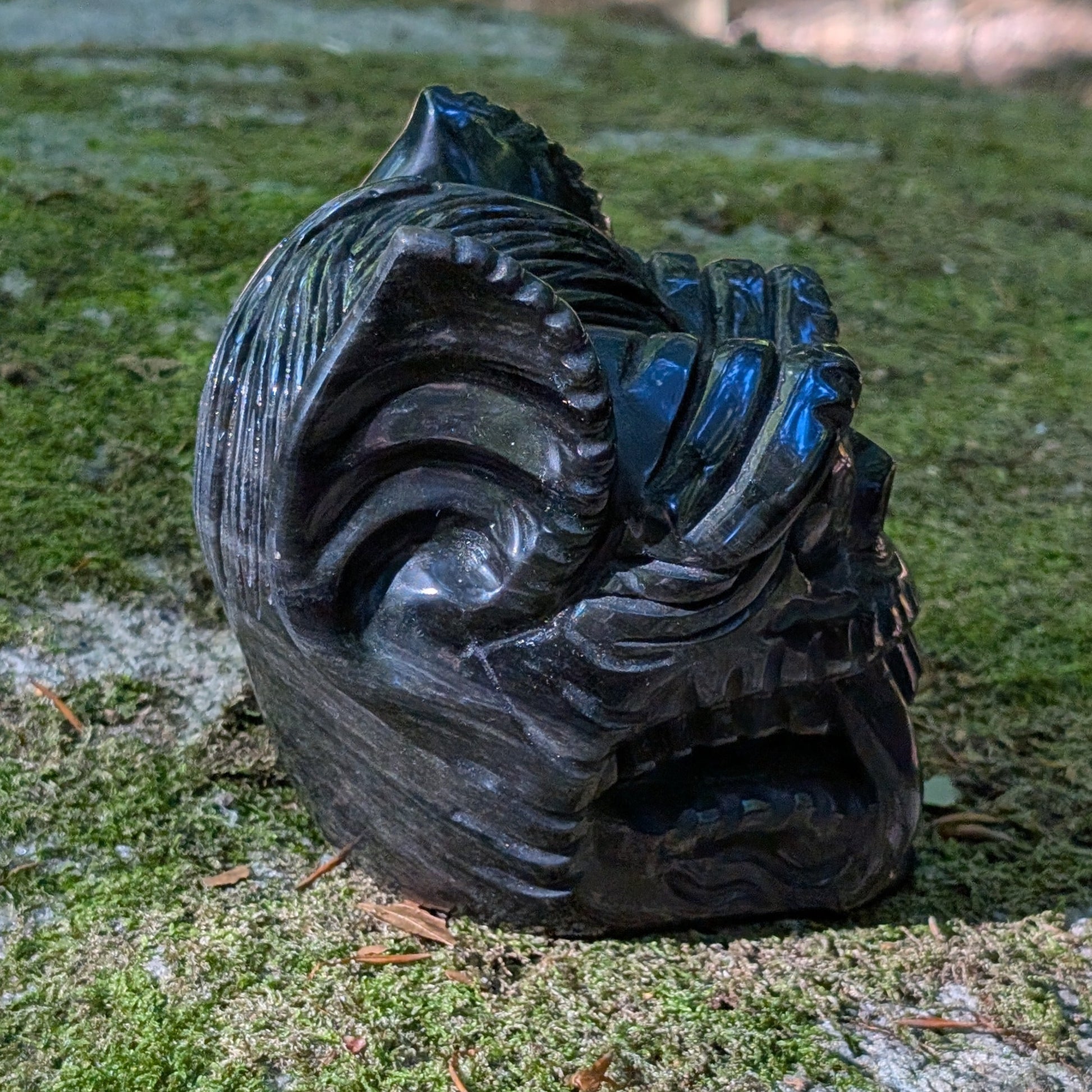Kristallschädel "Dämonenwächter" aus tiefschwarzem Obsidian in Form einer mythischen Kreatur.