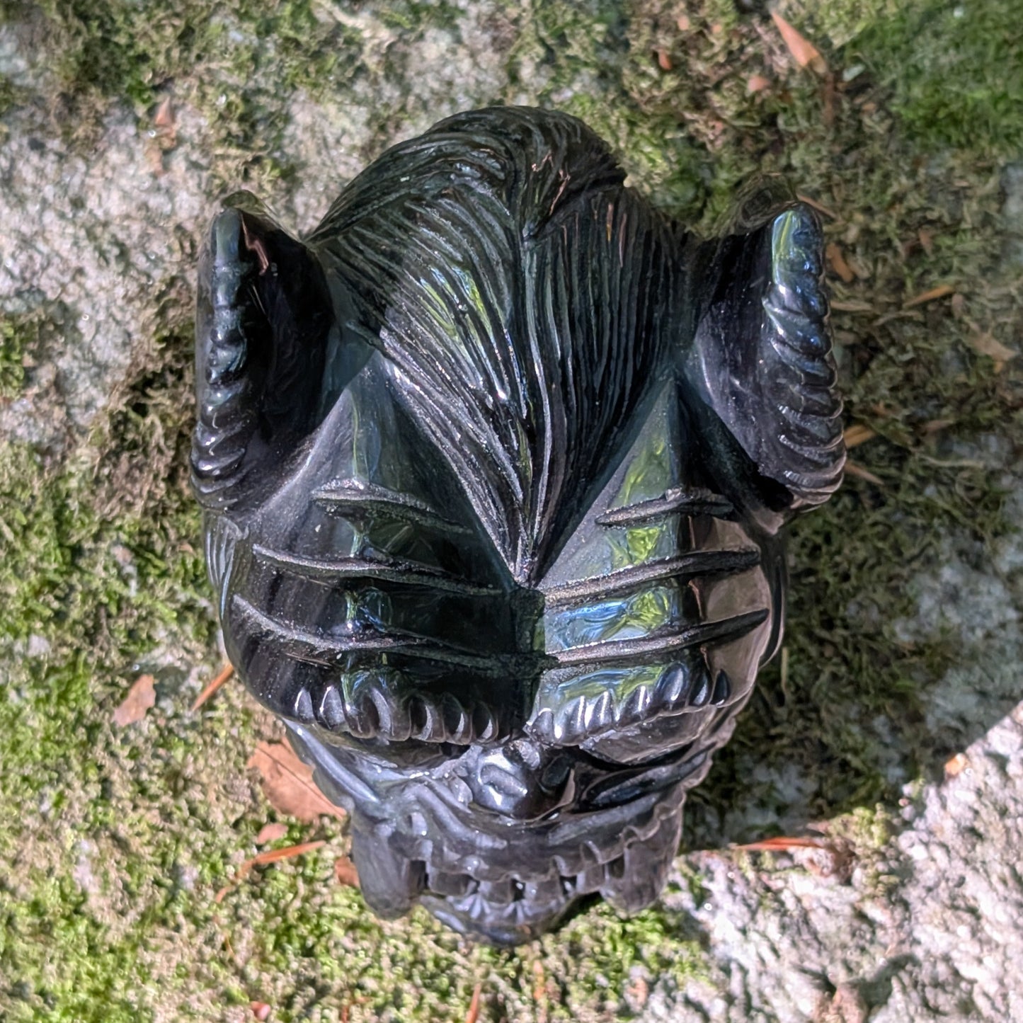 Kristallschädel "Dämonenwächter" aus tiefschwarzem Obsidian in Form einer mythischen Kreatur.