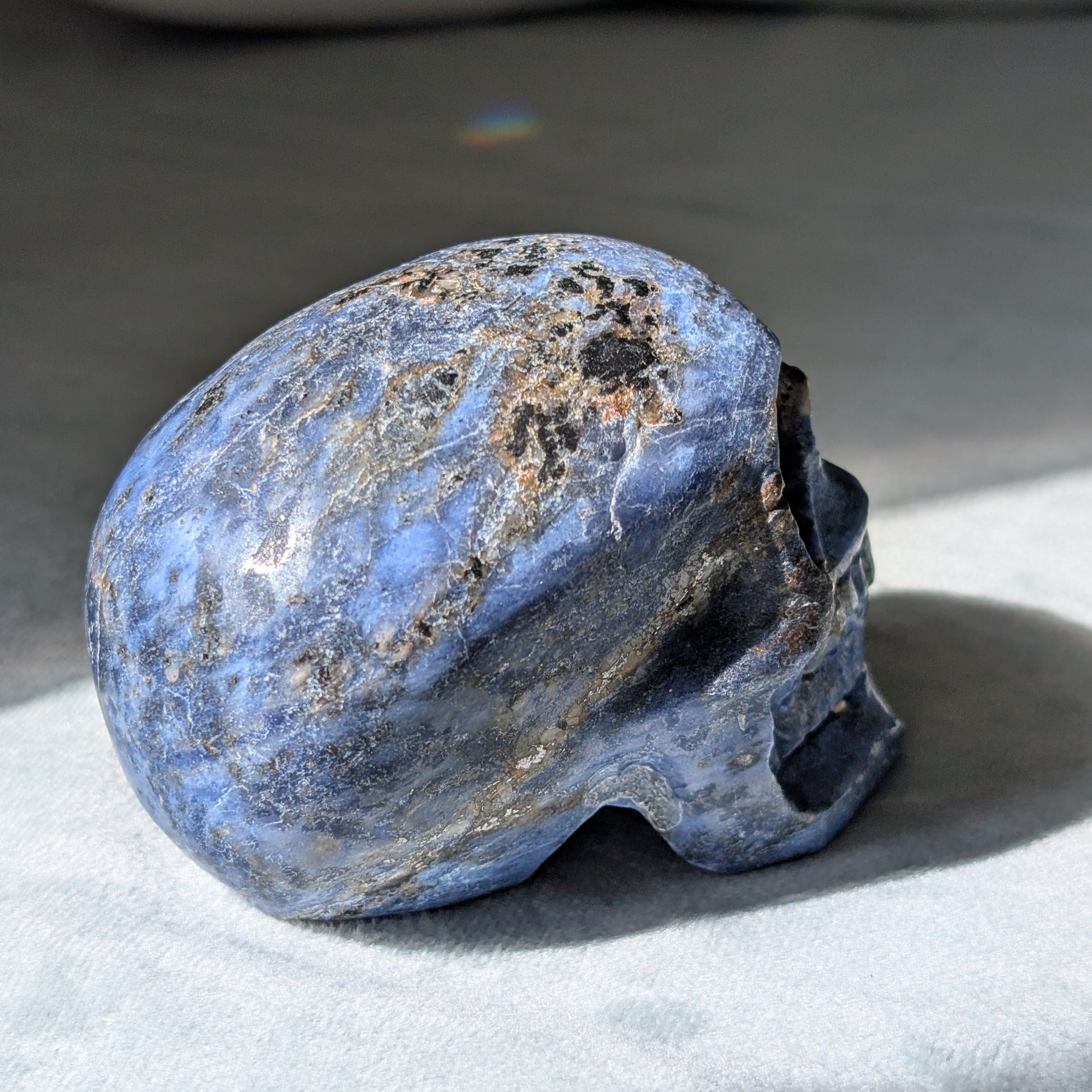Kristallschädel "Der Magnetische Anker" aus Sodalith-Magnetit mit magnetischen Einschlüssen.
