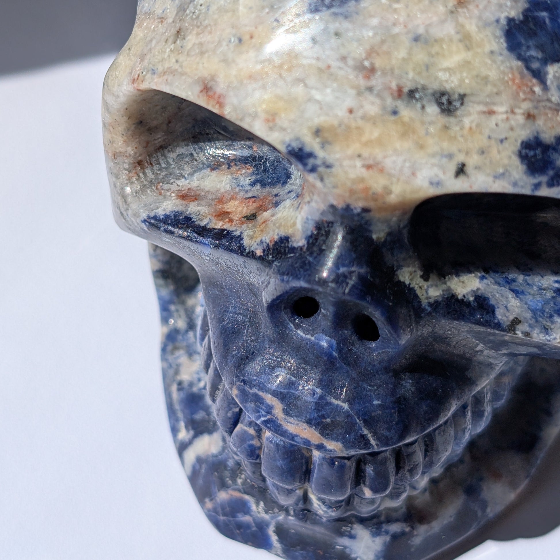 Kristallschädel "Der Magnetische Visionär" aus Sodalith-Magnetit mit magnetischen Einschlüssen.