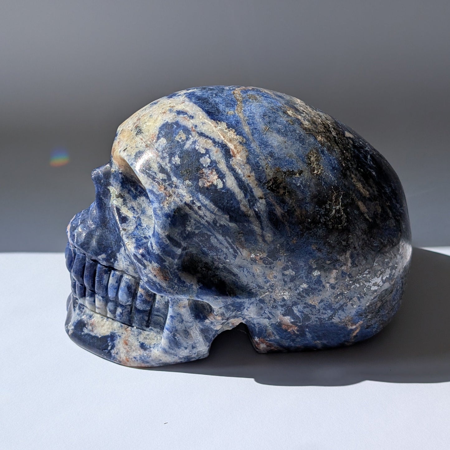 Kristallschädel "Der Magnetische Visionär" aus Sodalith-Magnetit mit magnetischen Einschlüssen.