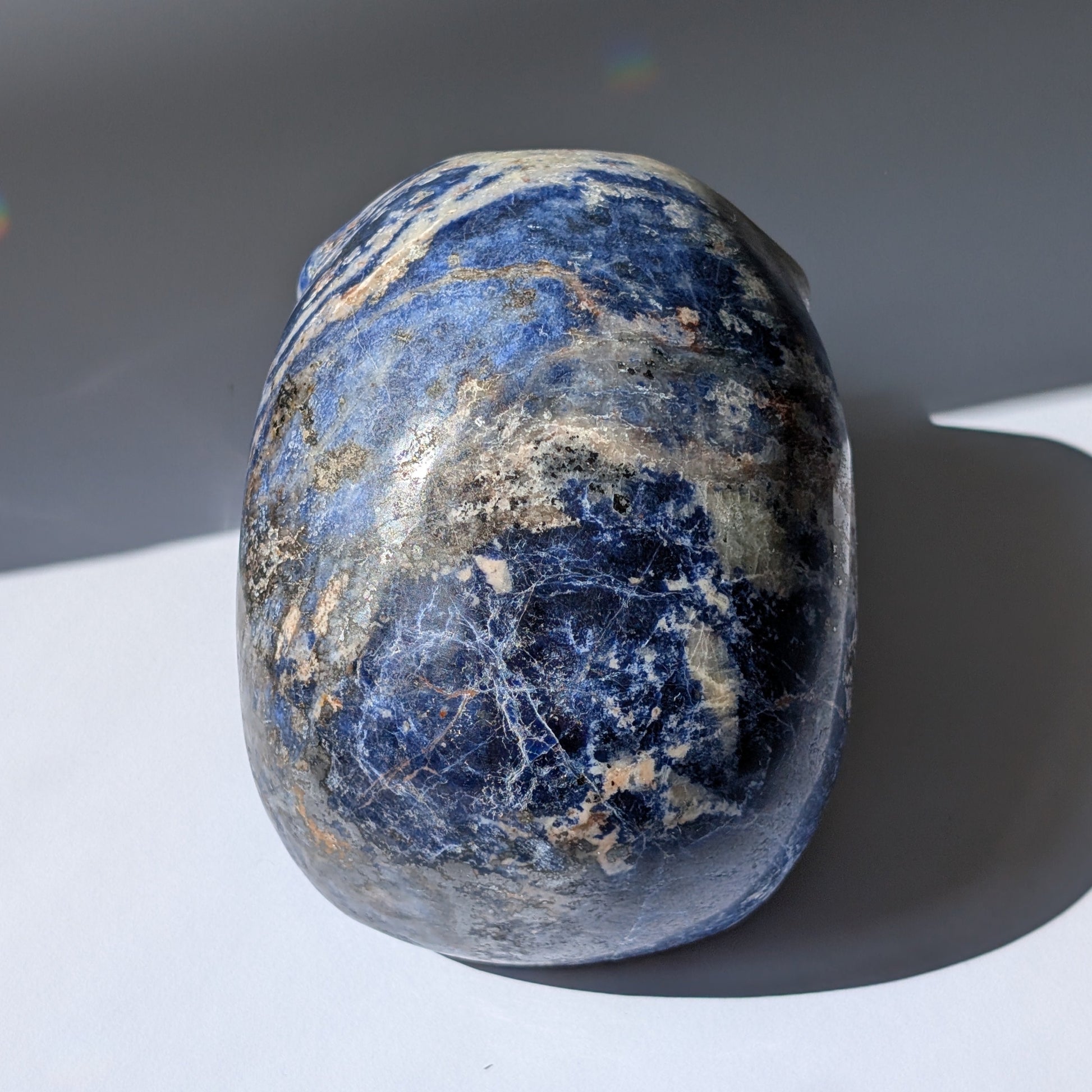 Kristallschädel "Der Magnetische Visionär" aus Sodalith-Magnetit mit magnetischen Einschlüssen.