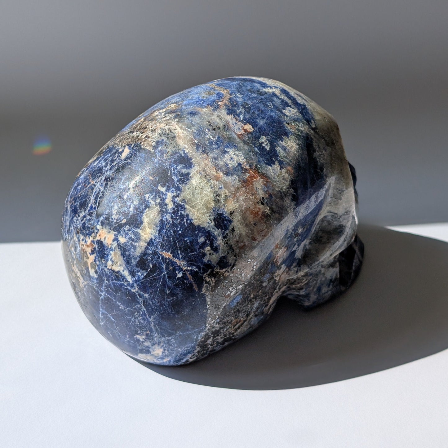 Kristallschädel "Der Magnetische Visionär" aus Sodalith-Magnetit mit magnetischen Einschlüssen.