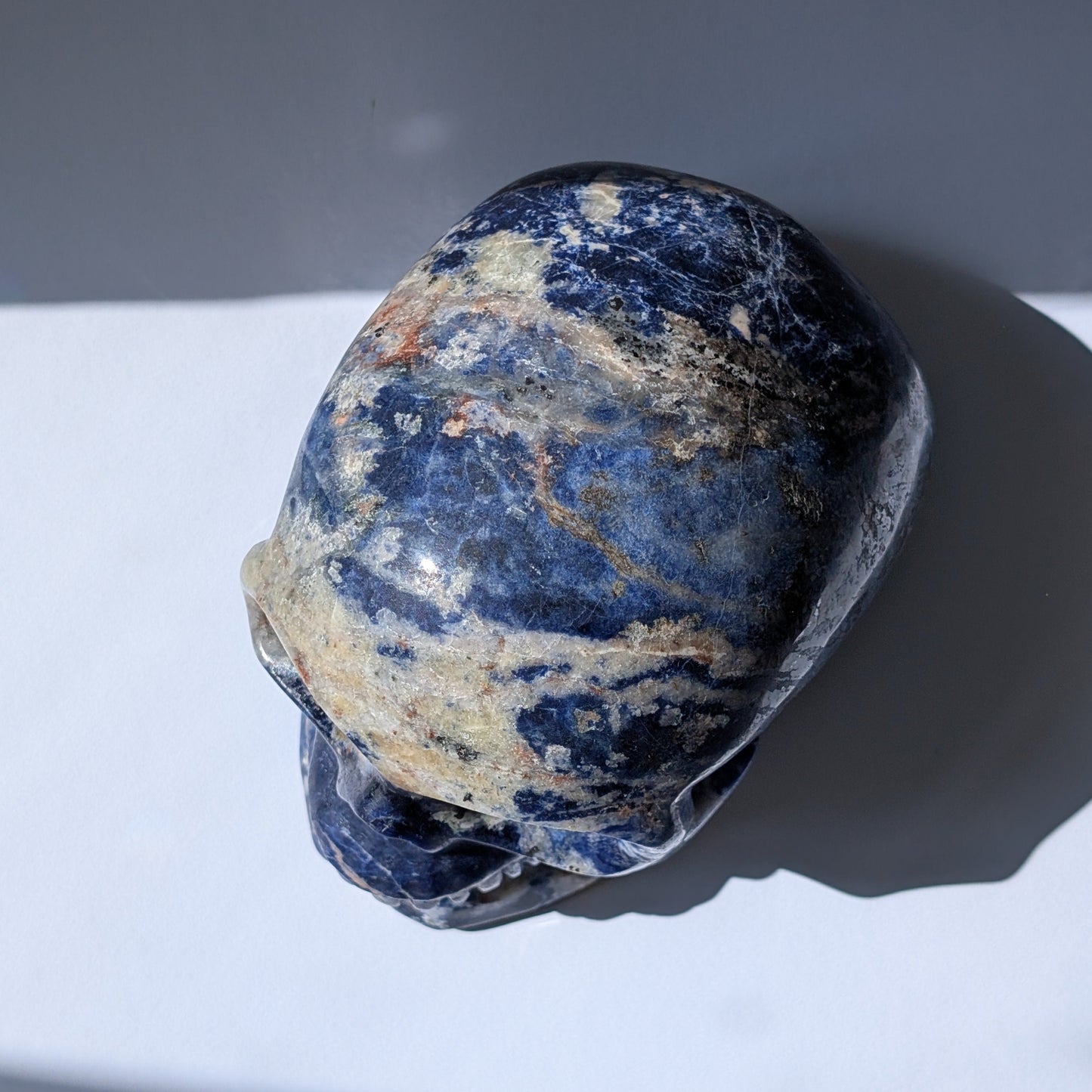 Kristallschädel "Der Magnetische Visionär" aus Sodalith-Magnetit mit magnetischen Einschlüssen.