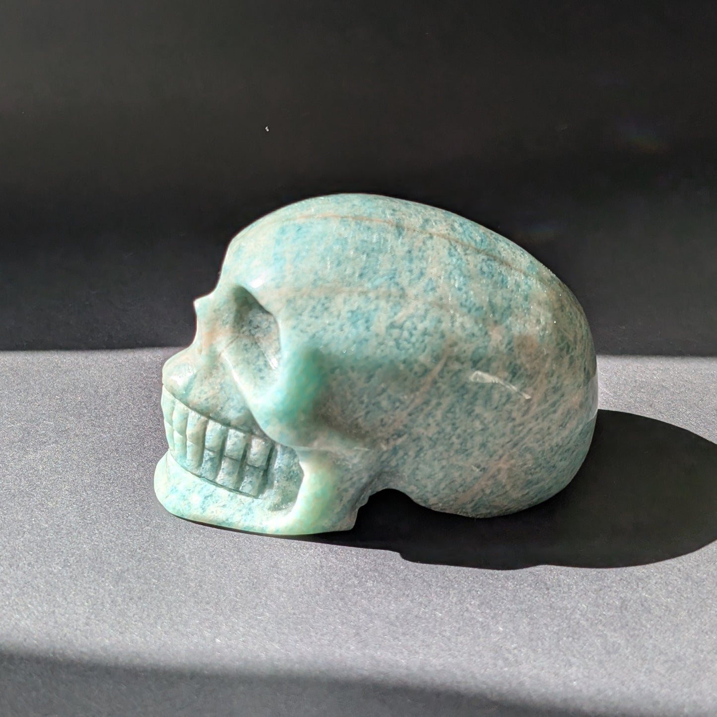 Kristallschädel "Der Sprecher der Wahrheit" aus Amazonit mit blau-grüner Maserung.