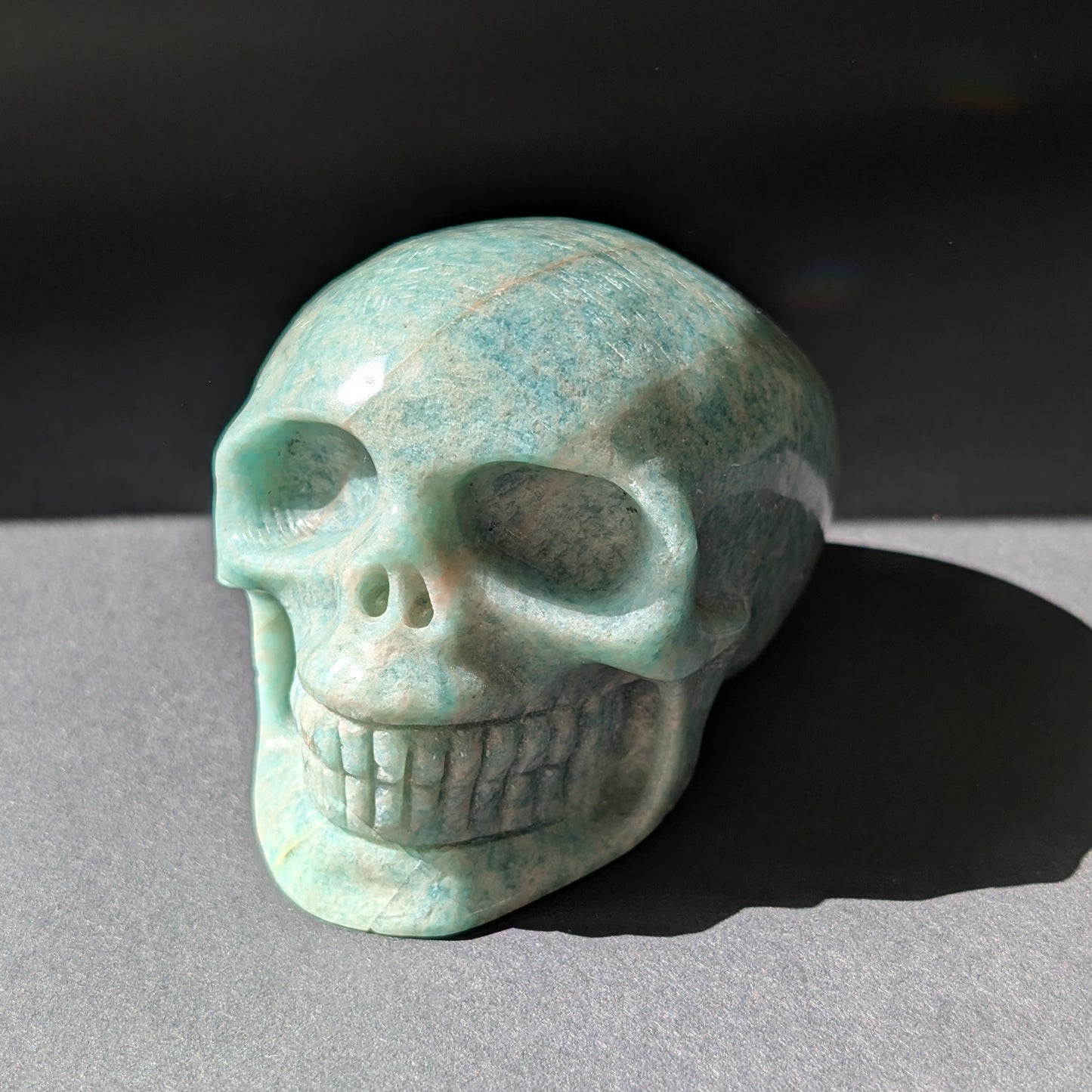 Kristallschädel "Der Sprecher der Wahrheit" aus Amazonit mit blau-grüner Maserung.