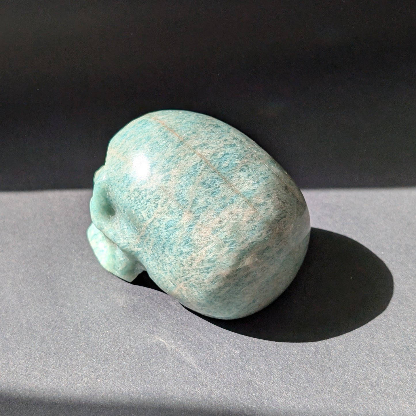 Kristallschädel "Der Sprecher der Wahrheit" aus Amazonit mit blau-grüner Maserung.