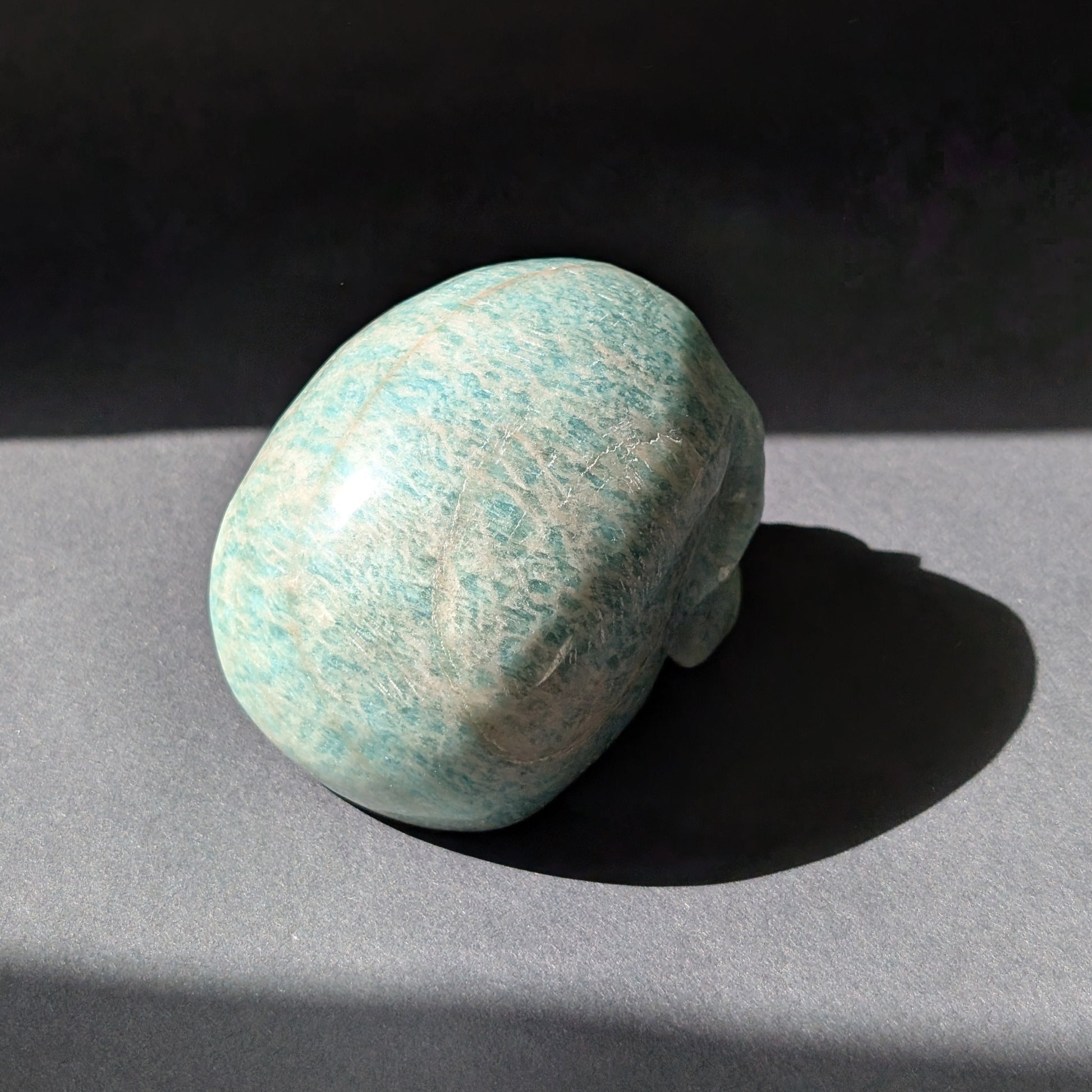 Kristallschädel "Der Sprecher der Wahrheit" aus Amazonit mit blau-grüner Maserung.