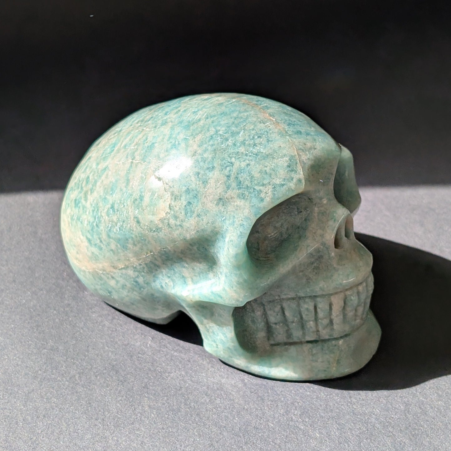 Kristallschädel "Der Sprecher der Wahrheit" aus Amazonit mit blau-grüner Maserung.