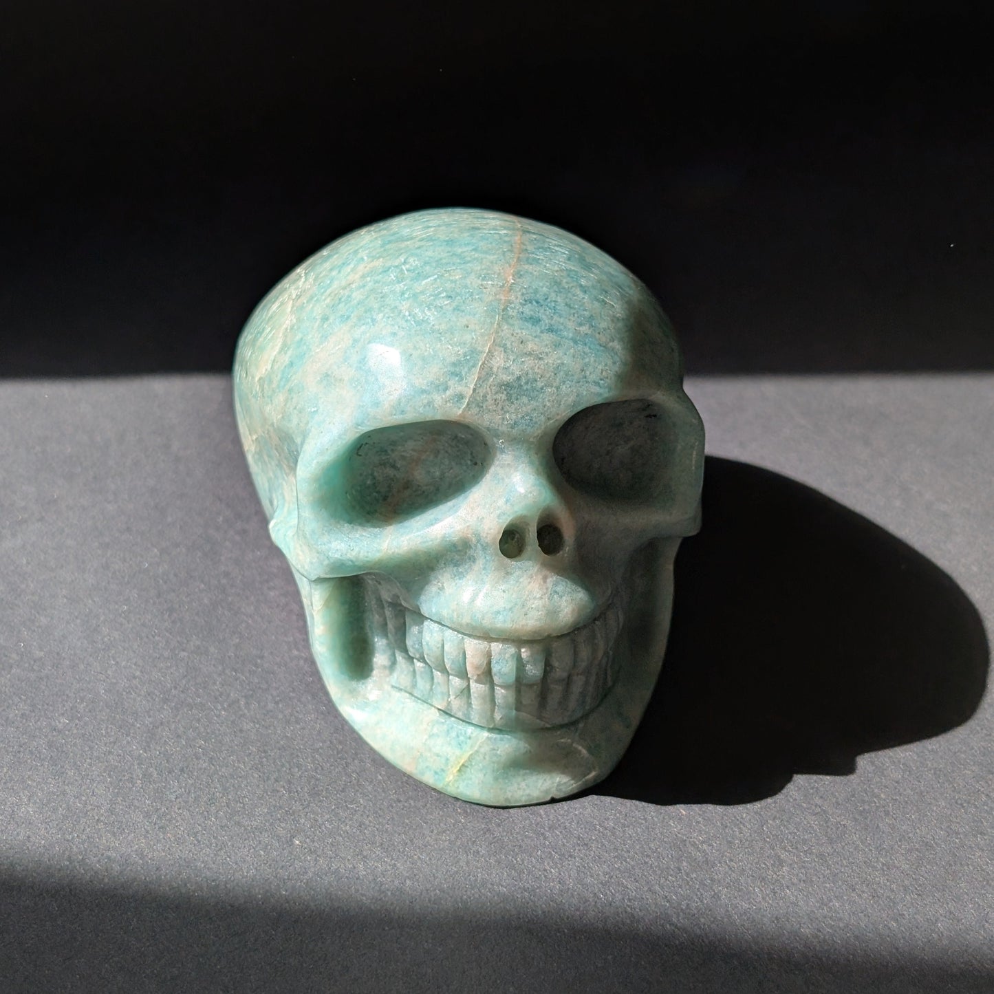 Kristallschädel "Der Sprecher der Wahrheit" aus Amazonit mit blau-grüner Maserung.