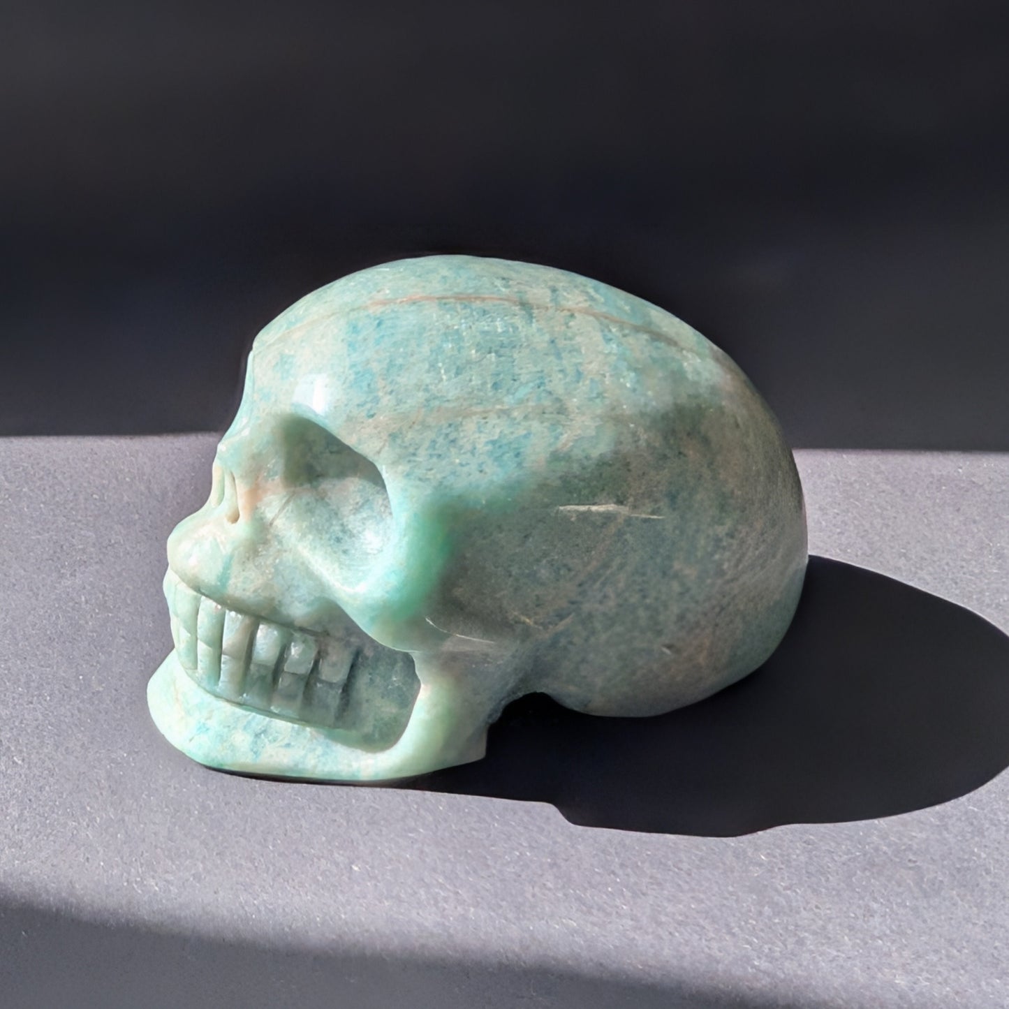 Kristallschädel "Der Sprecher der Wahrheit" aus Amazonit mit blau-grüner Maserung.