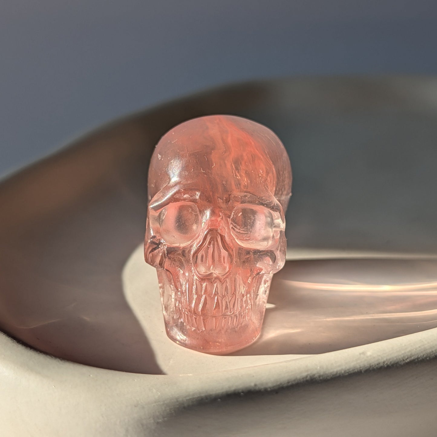 Kristallschädel Devus Kirschquarz 71g rot transparent