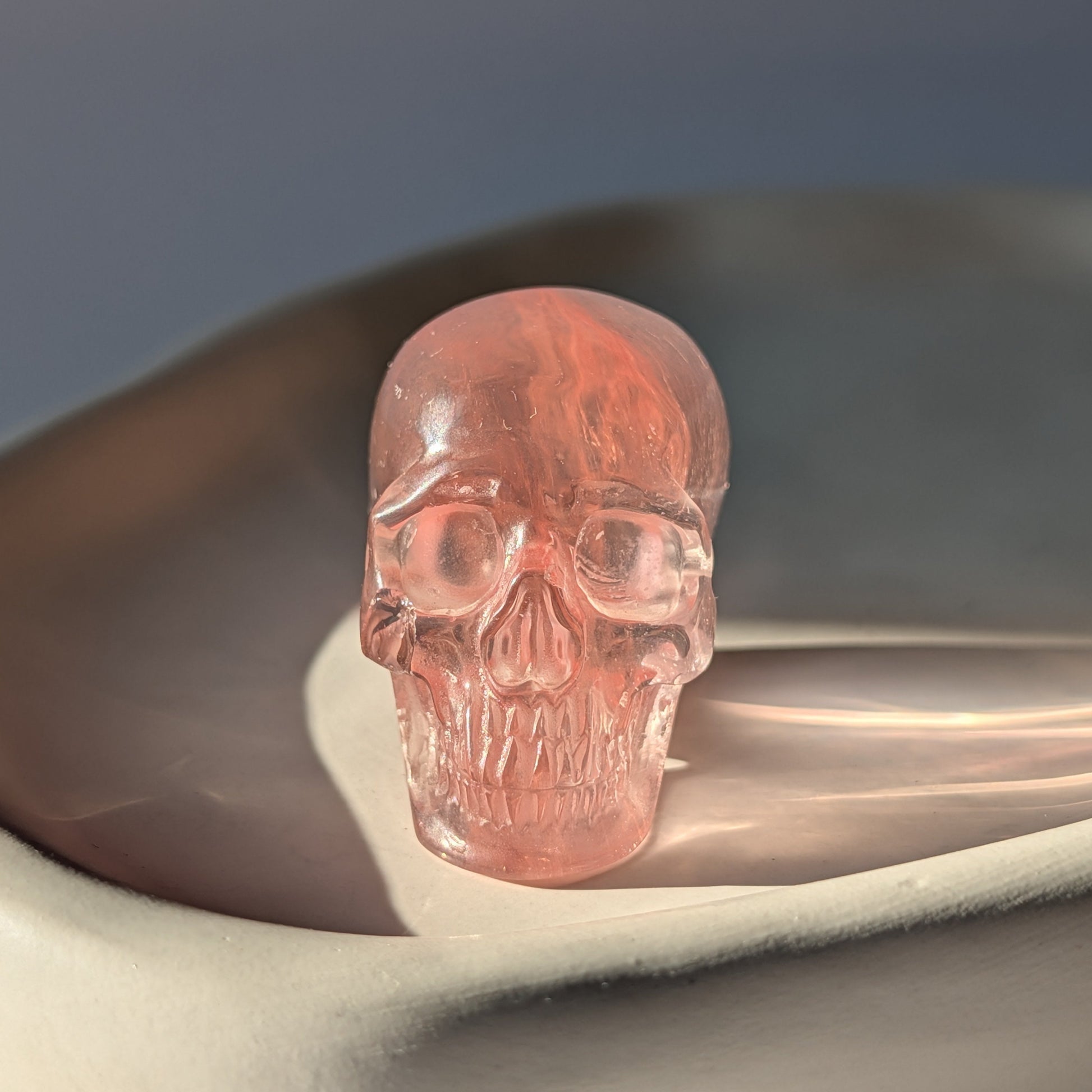 Kristallschädel Devus Kirschquarz 71g rot transparent